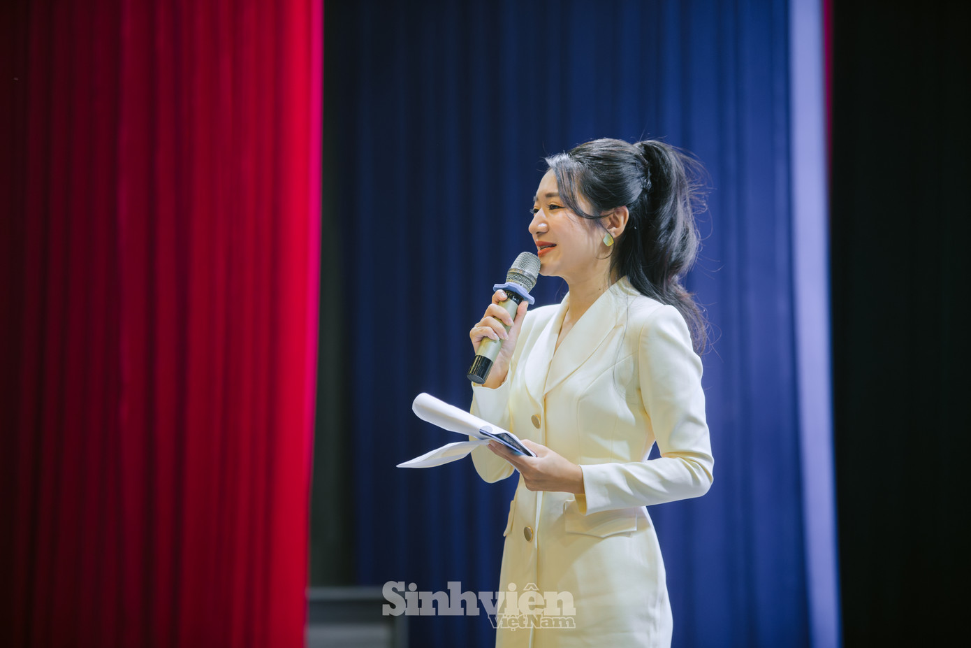 MC Trịnh Vân Anh rạng rỡ trên sân khấu.