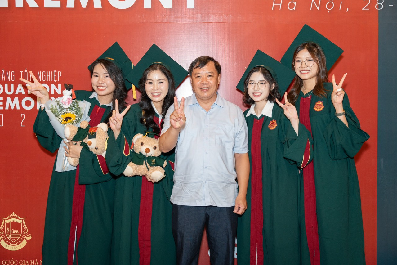 Nguyễn Thị Hảo chụp cùng các bạn và PGS.TS Lê Đình Hải (người thầy đã hướng dẫn và truyền lửa cho Hảo trong 4 năm học đại học) trong ngày tốt nghiệp đợt tháng 7 năm 2024.