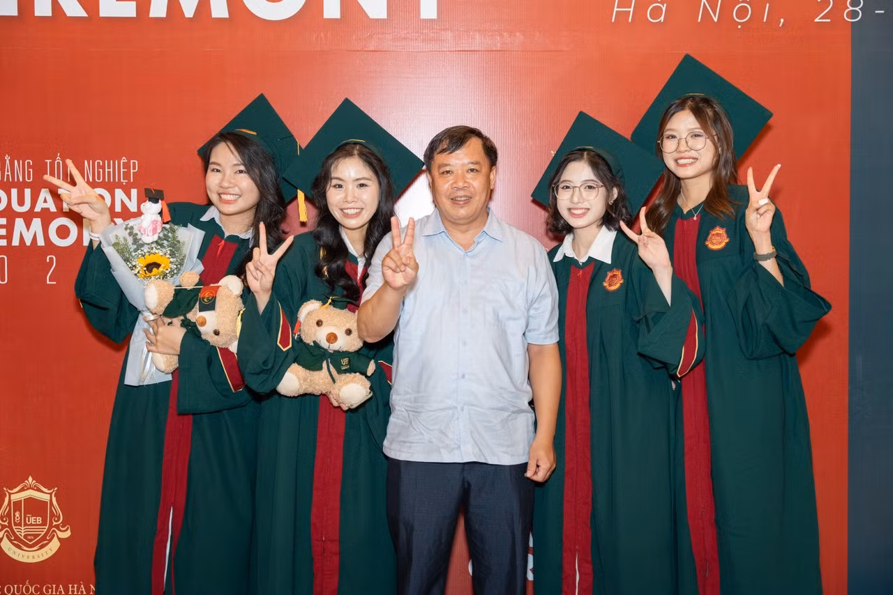 Nguyễn Thị Hảo chụp cùng các bạn và PGS.TS Lê Đình Hải (người thầy đã hướng dẫn và truyền lửa cho Hảo trong 4 năm học đại học) trong ngày tốt nghiệp đợt tháng 7 năm 2024. Nguyễn Thị Hảo chụp cùng các bạn và PGS.TS Lê Đình Hải (người thầy đã hướng dẫn và truyền lửa cho Hảo trong 4 năm học đại học) trong ngày tốt nghiệp đợt tháng 7 năm 2024.