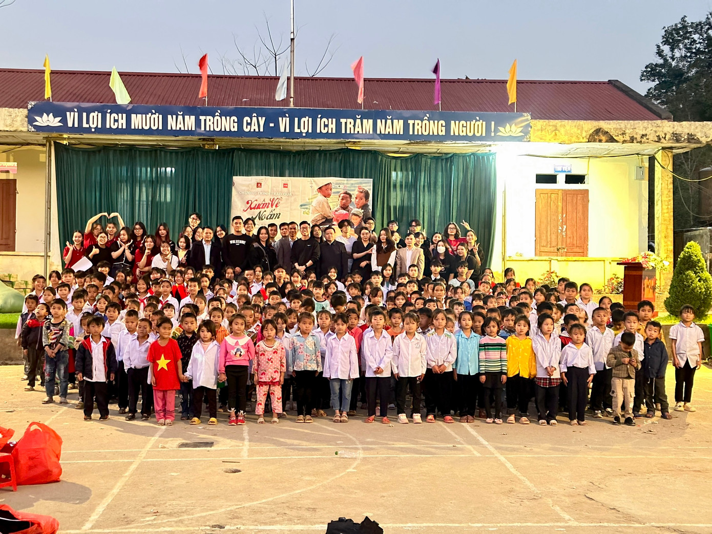 Hương cùng Hội sinh viên Hải Phòng đi phát quà cho các em nhỏ gặp khó khăn tại Bắc Kạn.