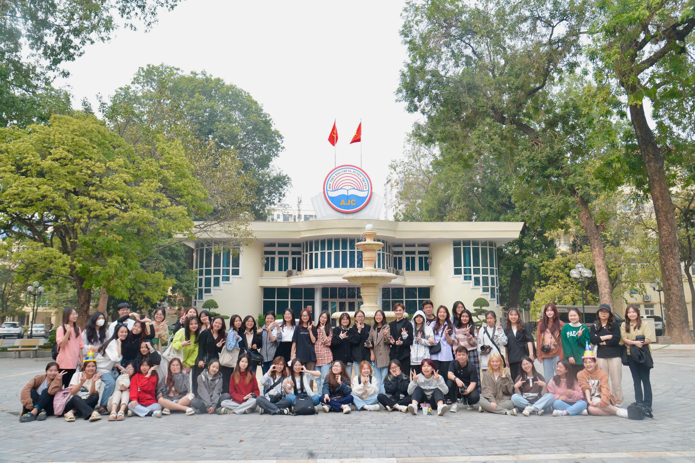 Bảo Ngọc chụp ảnh cùng tập thể lớp Báo mạng điện tử tại Học viện Báo chí và Tuyên truyền.