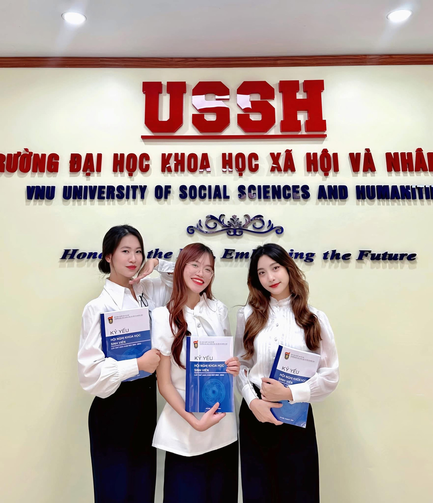 Như Hương cùng các bạn nhận giải Nhất cuộc thi Nghiên cứu khoa học cấp trường năm học 2023 - 2024.