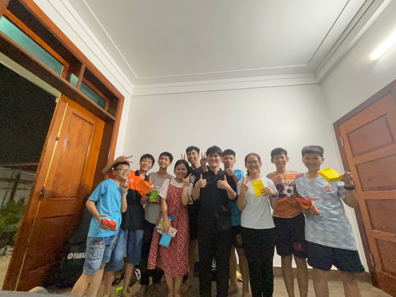 Tuấn Anh mở lớp dạy đàn cho các bạn nhỏ. Tuấn Anh mở lớp dạy đàn cho các bạn nhỏ.