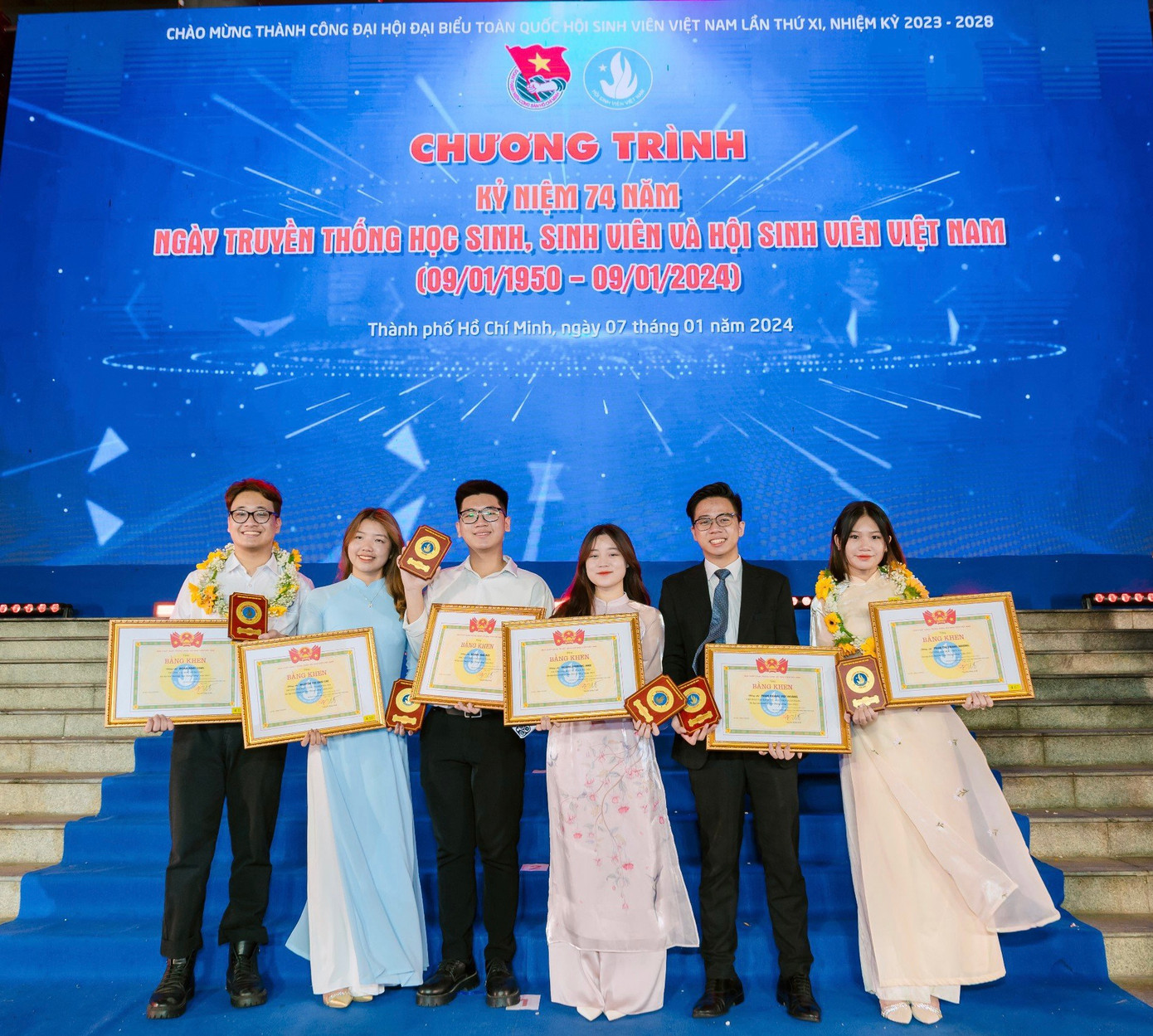 Đình Long và nhóm bạn thân "Team Sao Tháng Giêng". Đình Long và nhóm bạn thân "Team Sao Tháng Giêng".