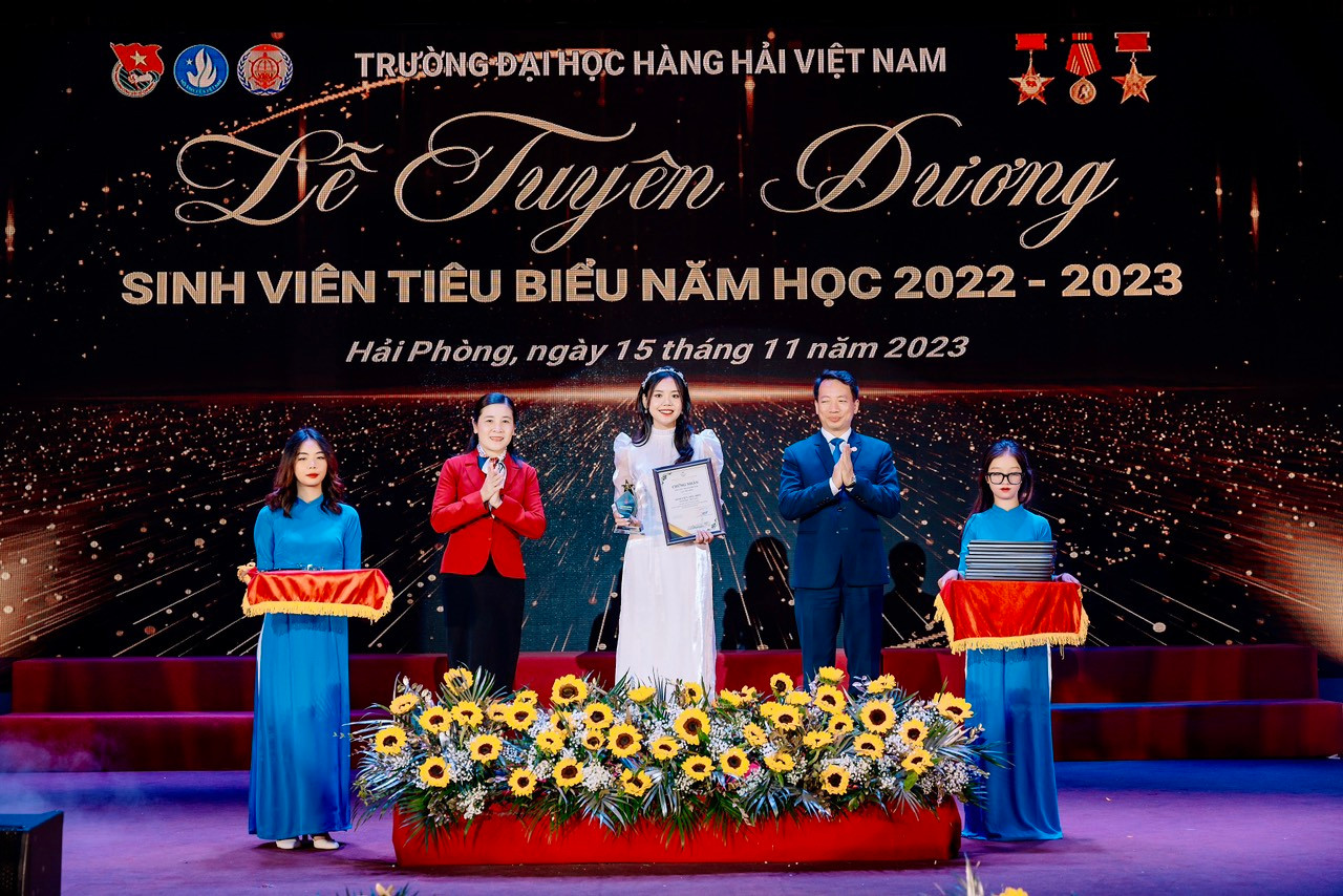 Hải Anh có 2 năm liên tiếp được tuyên dương Sinh viên tiêu biểu của trường. Hải Anh có 2 năm liên tiếp được tuyên dương Sinh viên tiêu biểu của trường.