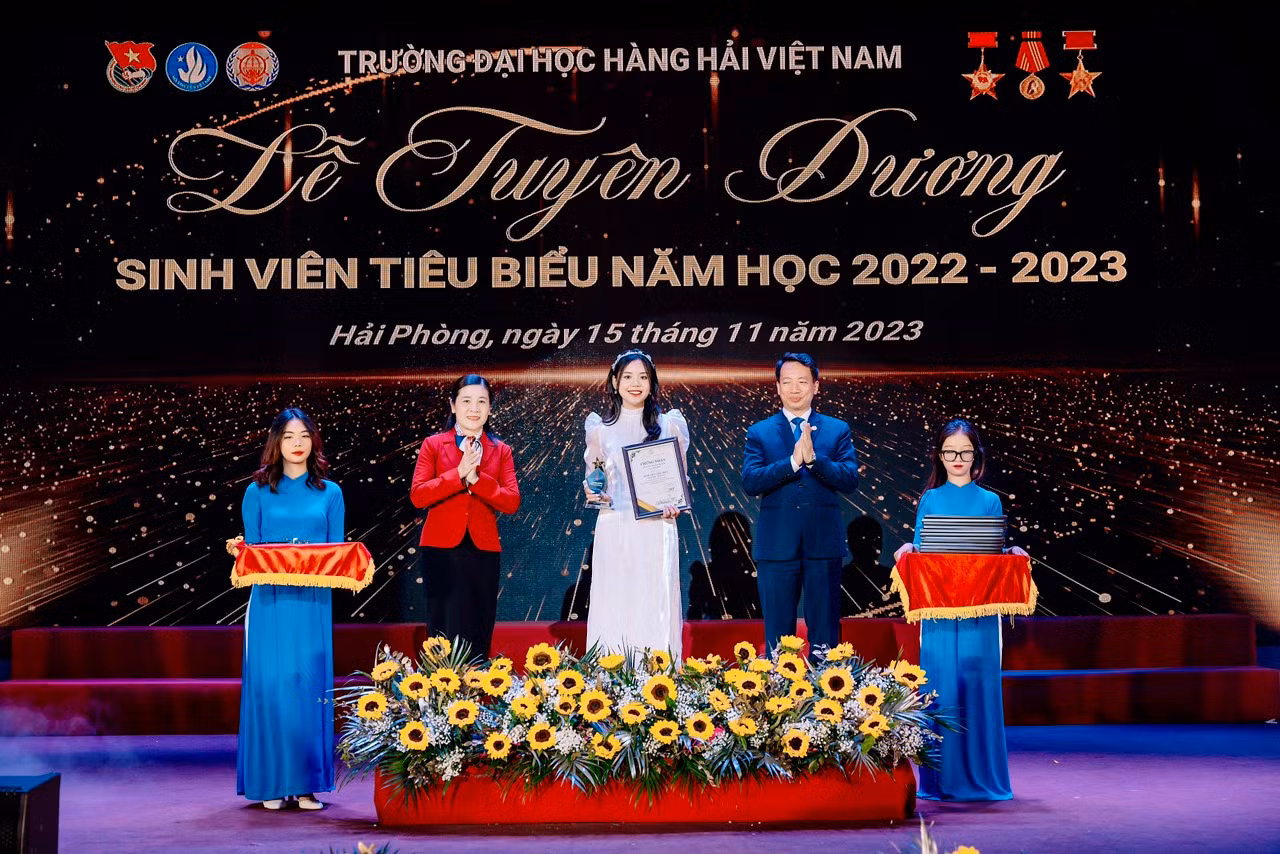 Hải Anh có 2 năm liên tiếp được tuyên dương Sinh viên tiêu biểu của trường.