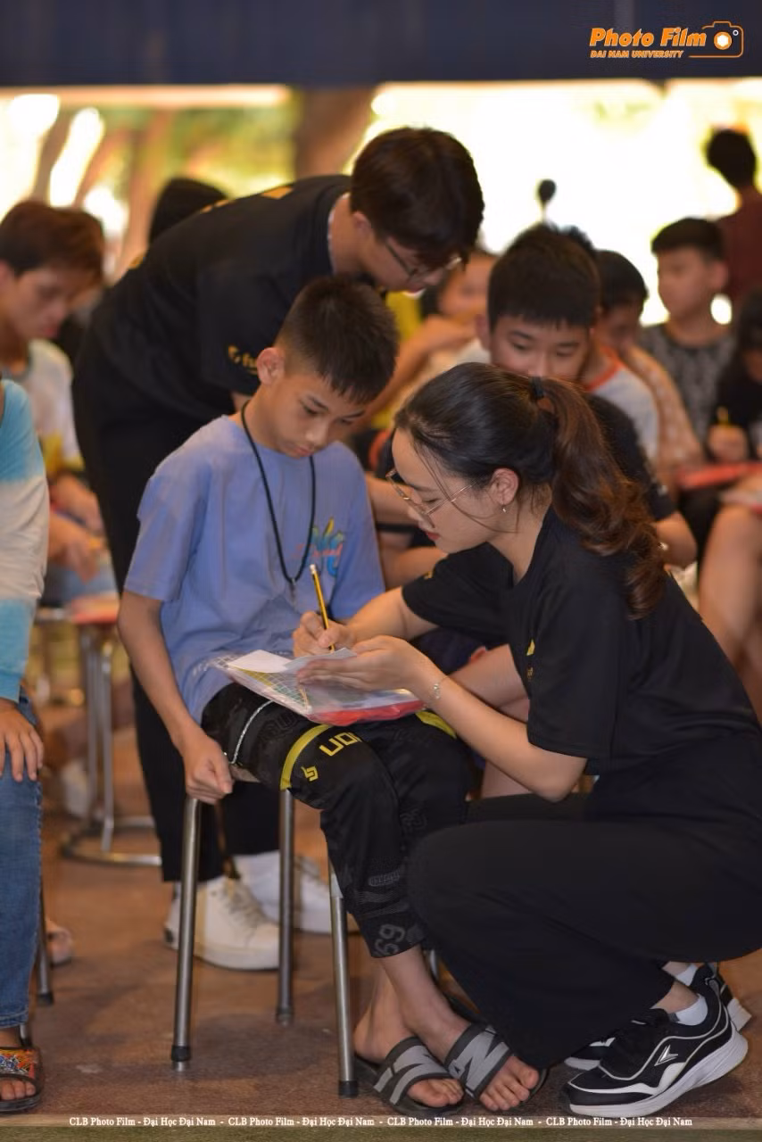 Thùy Linh tham gia thiện nguyện cho trẻ em khuyết tật.