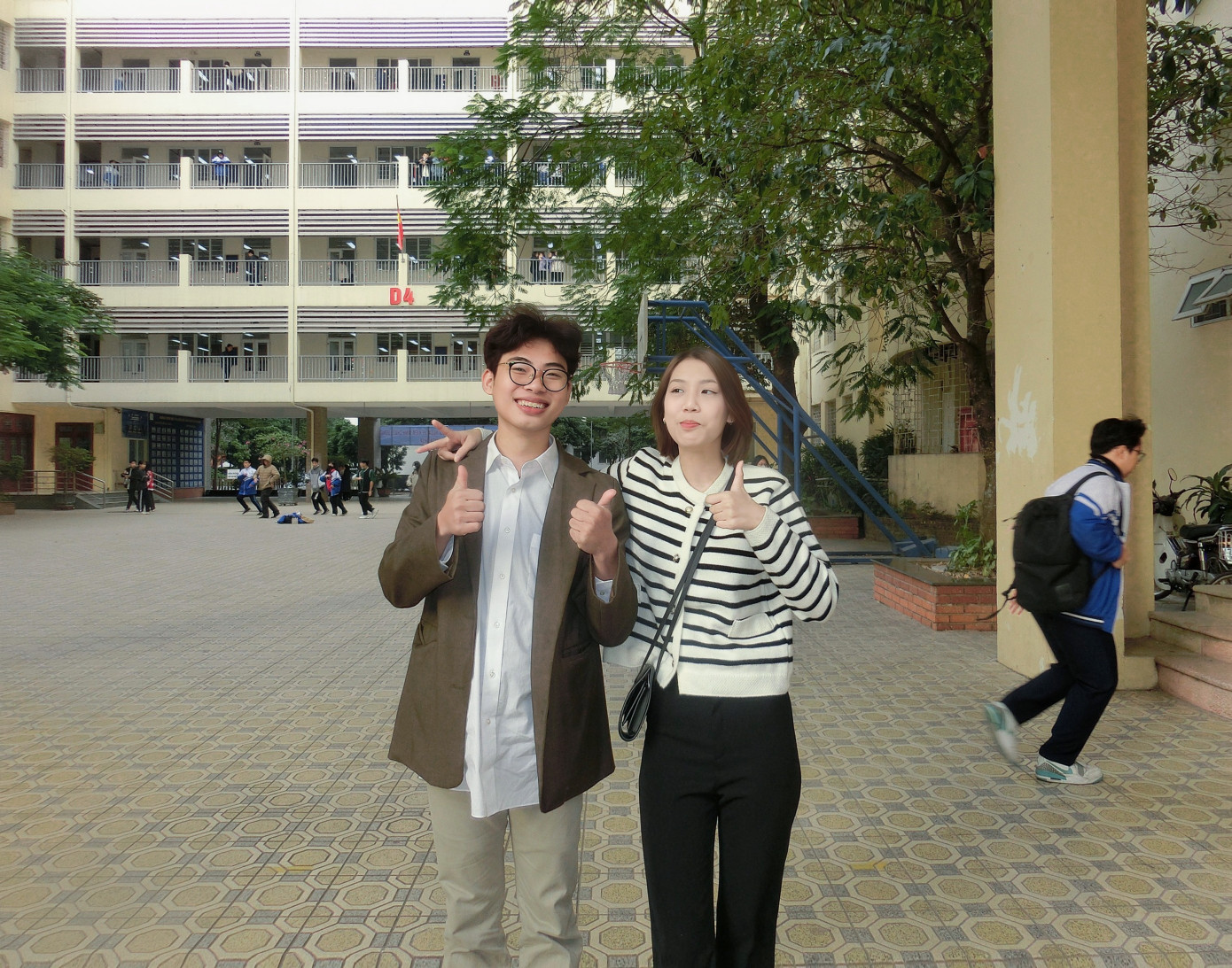 Khanh luôn hướng đến tinh thần “không bao giờ cúi mặt trước cuộc đời, bởi vì bố mẹ đã từng nâng mình lên bằng đầu”.