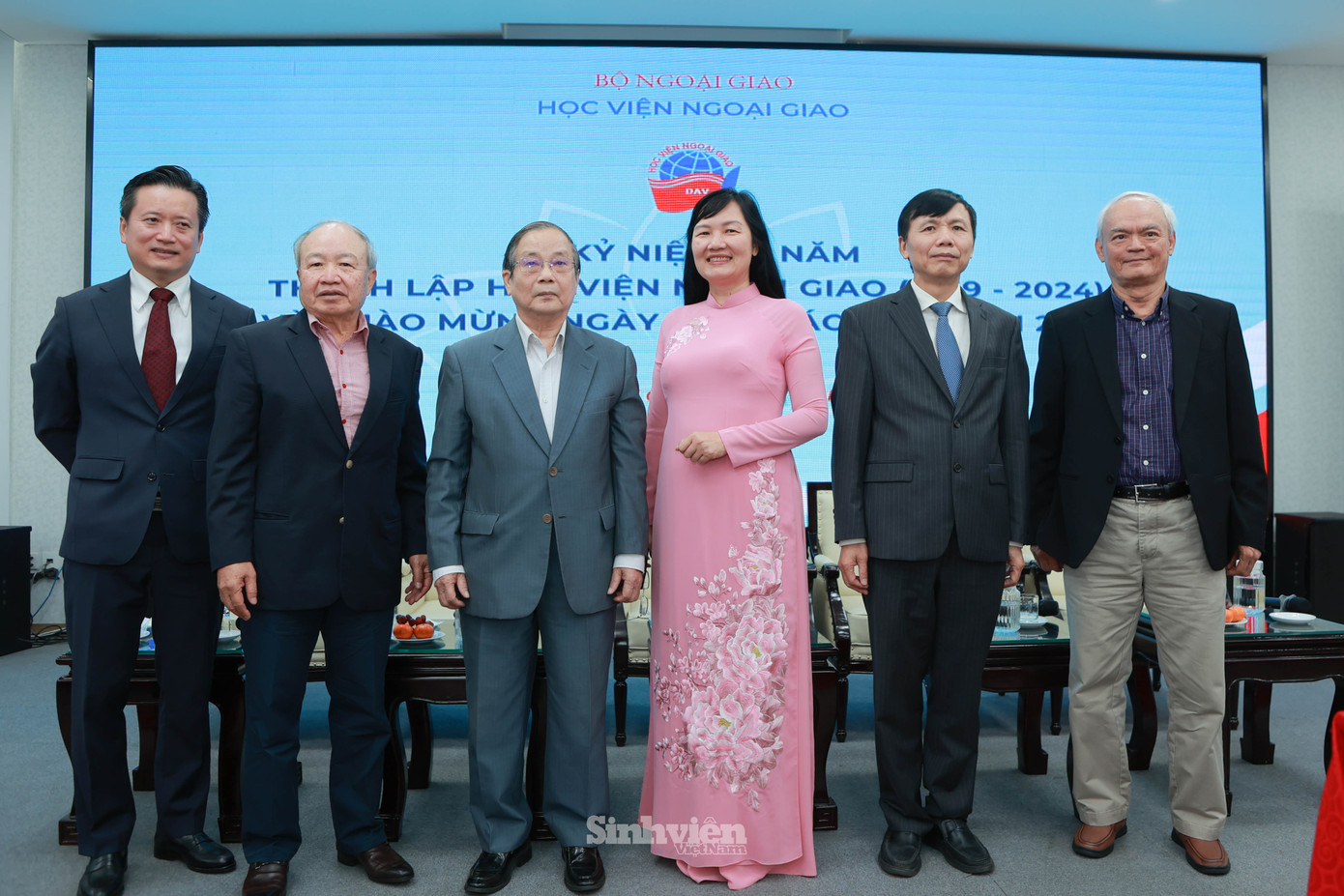 Lãnh đạo Học viện Ngoại giao qua các thời kỳ cùng nhìn lại chặng đường lịch sử của Học viện, chia sẻ về những kỷ niệm, sự thay đổi của học viện qua các thời kỳ, thảo luận về những thách thức của Học viện trong thời kỳ mới đồng thời bày tỏ những kỳ vọng vào thế hệ tương lai, phát triển và giữ vững bản sắc của Học viện Ngoại giao.