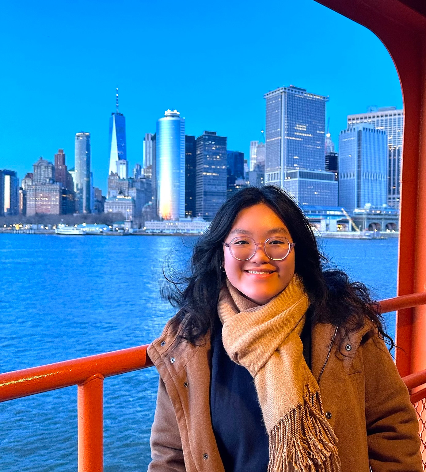 Bảo Ngọc trên chuyến phà đi xem tượng Nữ thần tự do tại thành phố New York. Bảo Ngọc trên chuyến phà đi xem tượng Nữ thần tự do tại thành phố New York.