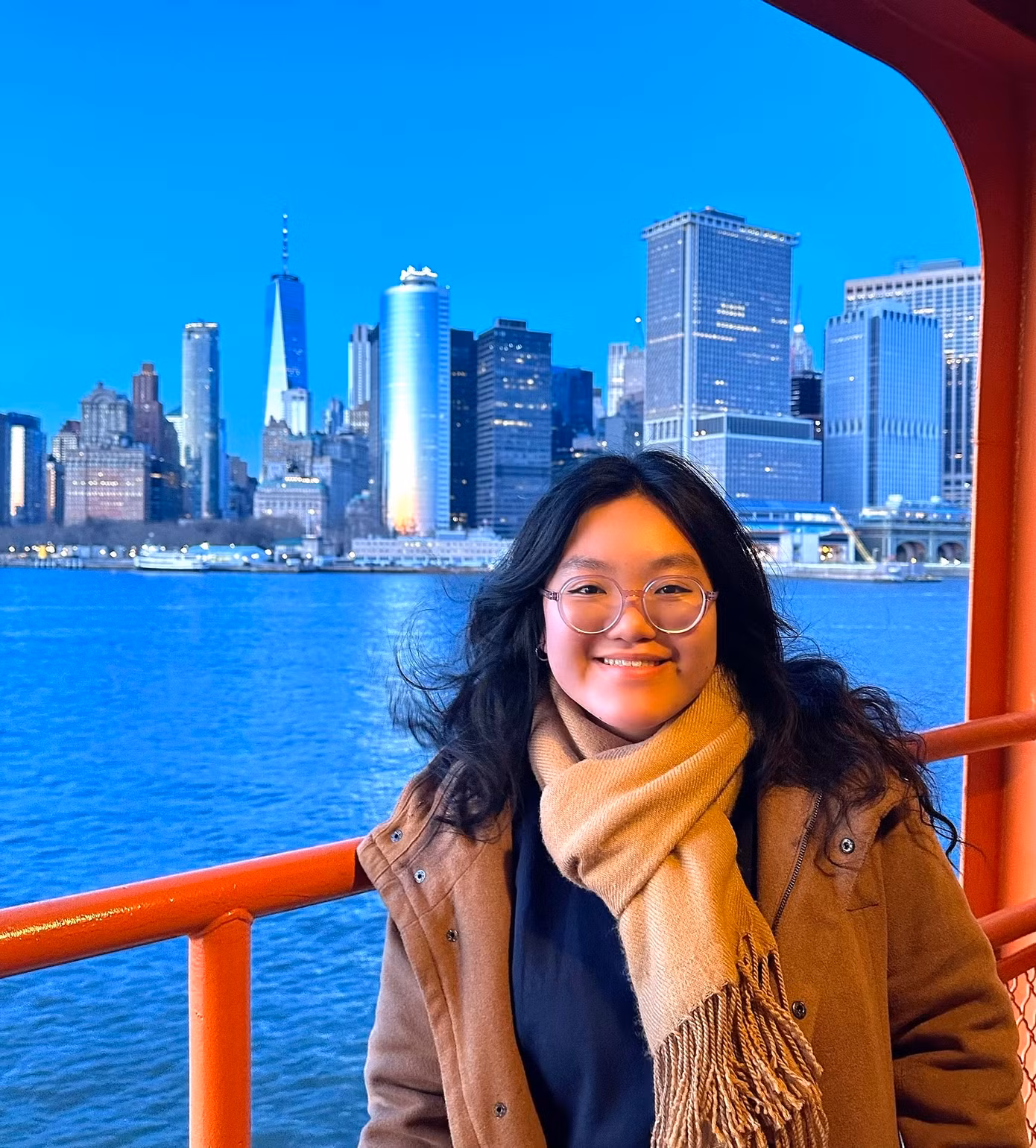 Bảo Ngọc trên chuyến phà đi xem tượng Nữ thần tự do tại thành phố New York.
