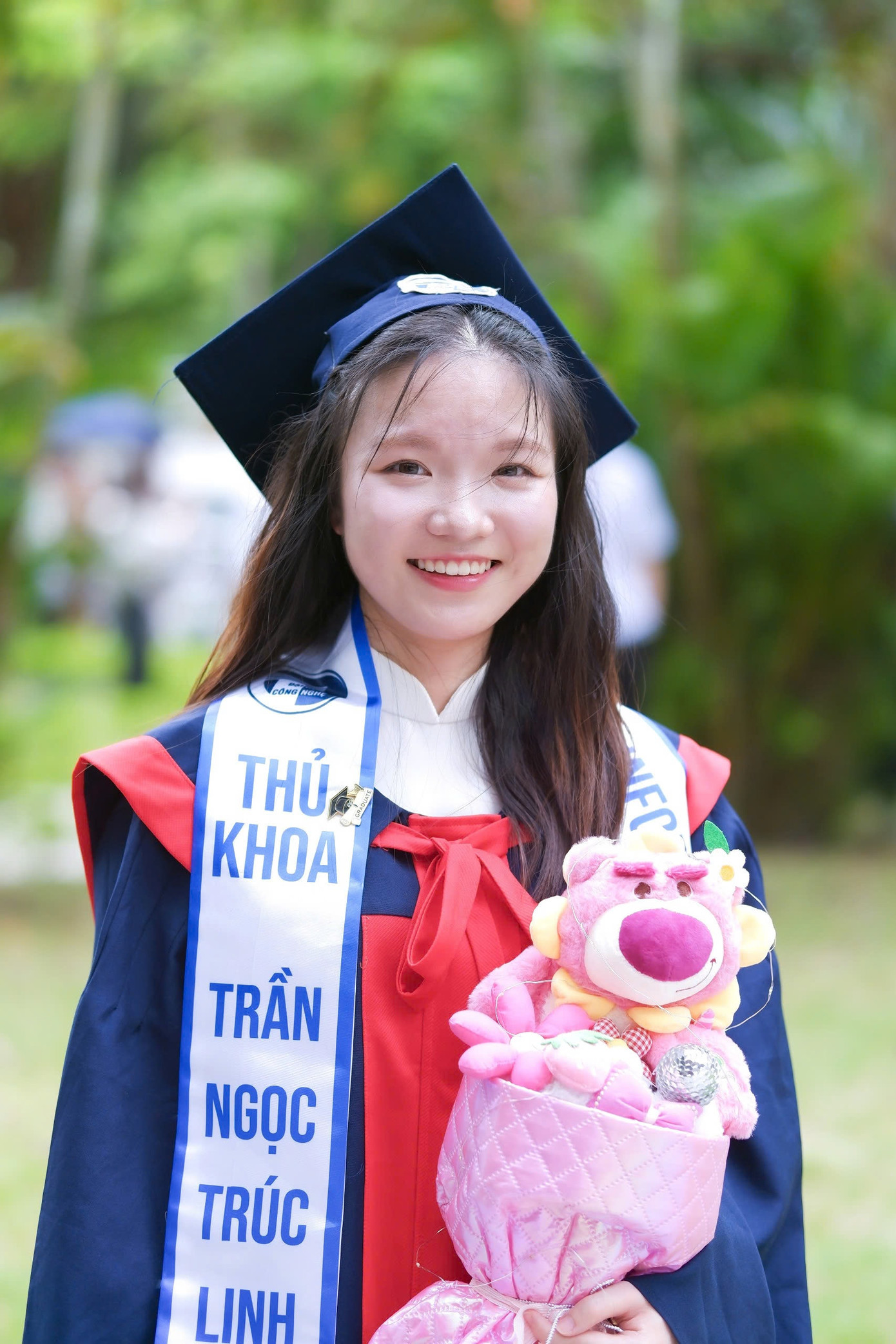 Trần Ngọc Trúc Linh là thủ khoa đầu ra của ngành Công nghệ thông tin với GPA 3.88/4 tại Trường Đại học Công nghệ, Đại học Quốc gia Hà Nội.