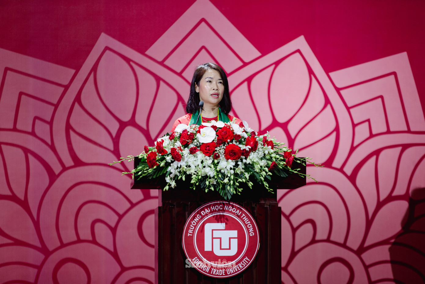 PGS. TS Vũ Thị Hiền - Trưởng phòng Quản lý đào tạo tổng kết kết quả học tập của sinh viên tốt nghiệp.