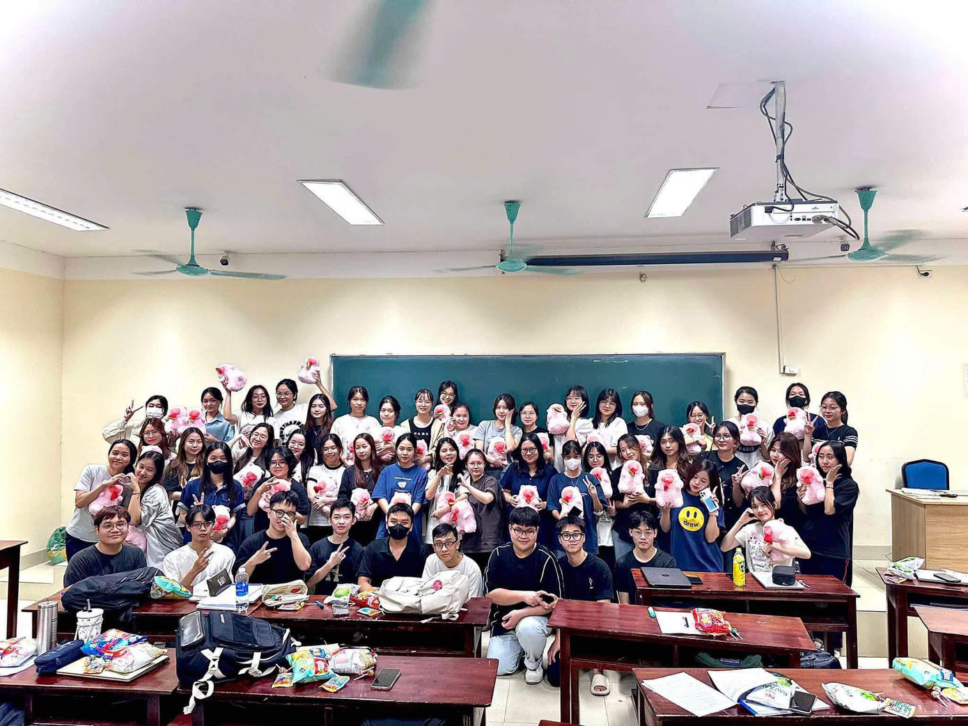 “Chúng mình đã mất một khoảng thời gian để lên ý tưởng chuẩn bị quà. Chúng mình tìm hiểu sở thích, thói quen của các bạn nữ để đưa ra phương án cuối cùng là những chú capybara đáng yêu này. Chúng mình luôn muốn tạo ra sự khác biệt để các bạn nữ cảm thấy ấn tượng và thích thú.”