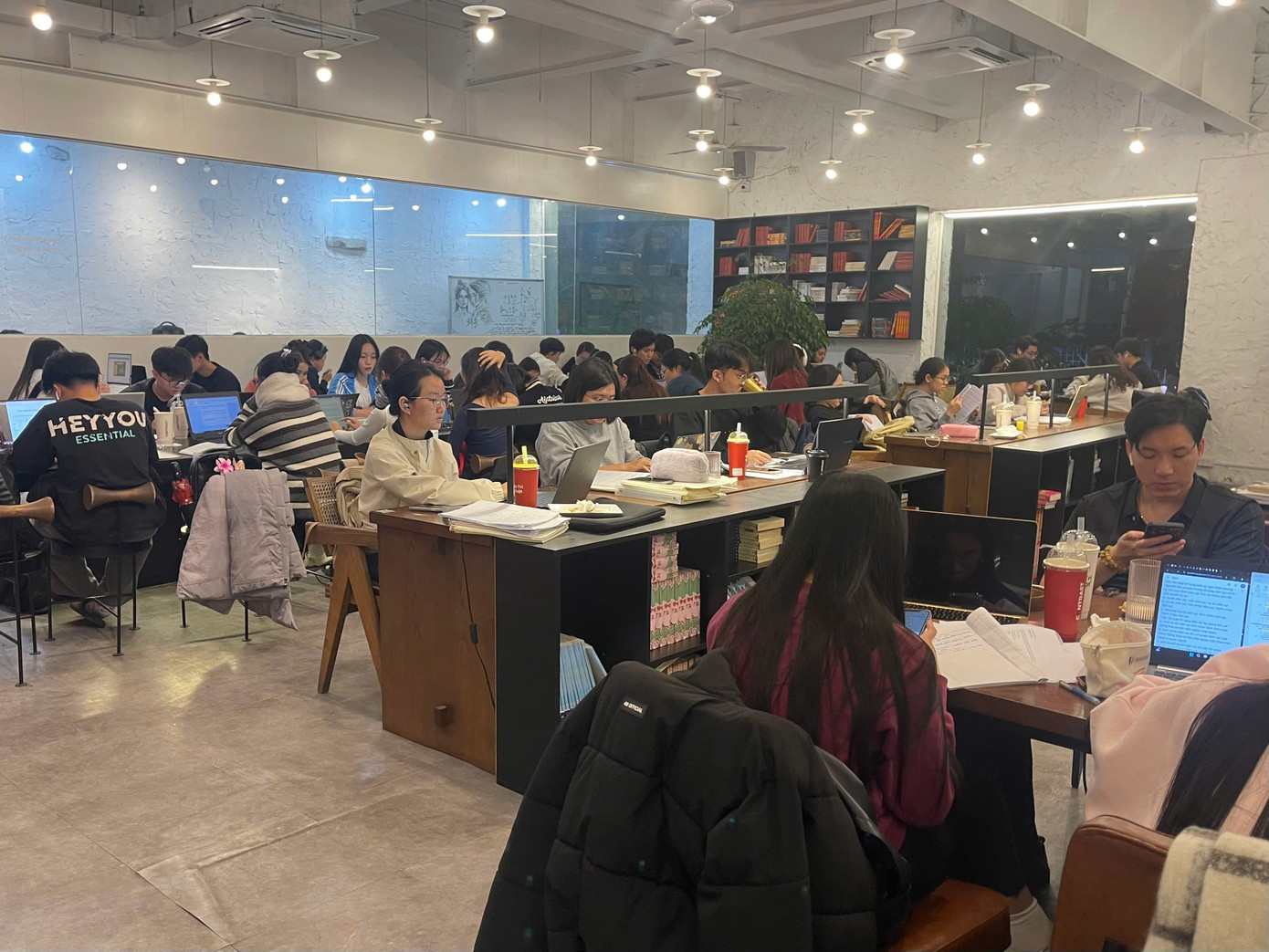 Không khí học tập căng thẳng tại một quán cafe (Hà Nội). Không khí học tập căng thẳng tại một quán cafe (Hà Nội).