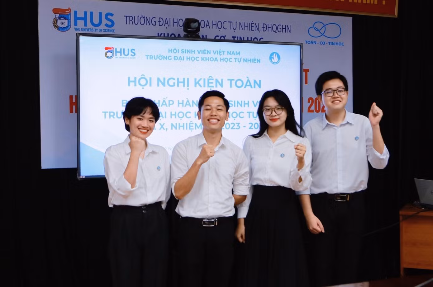 Thường trực Hội Sinh viên Trường khóa X cùng với đồng chí Chủ tịch Hội Sinh viên Đại học Quốc gia Hà Nội tại Hội nghị kiện toàn tháng 5 năm 2024.