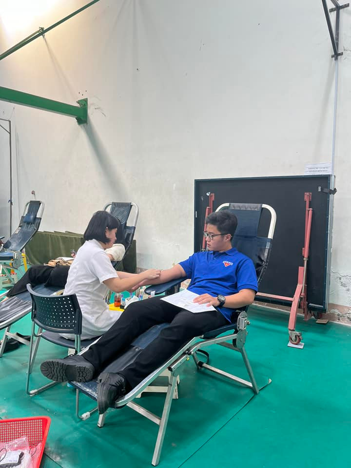 Nhật Hưng tham gia hiến máu nhân đạo.