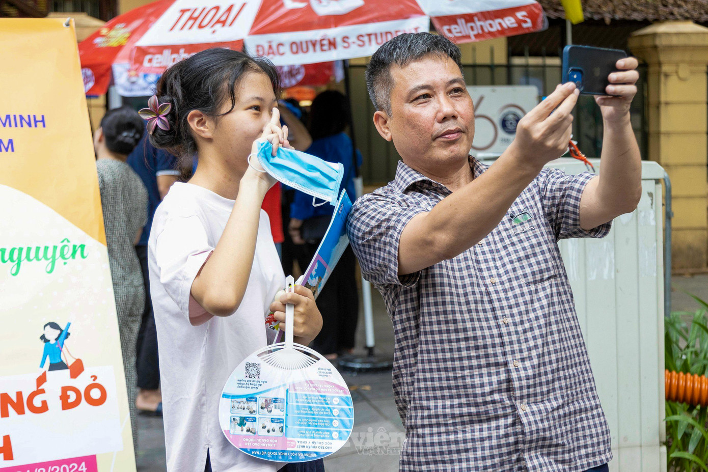Phụ huynh cùng con lưu lại khoảnh khắc sau khi hoàn thành bài thi tổ hợp sáng nay.