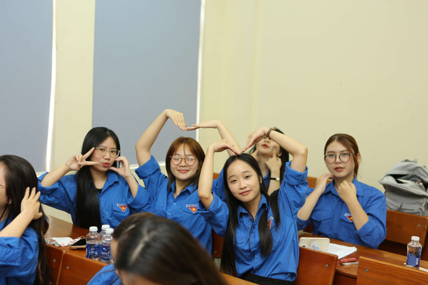 Cô nàng cùng bạn bè tích cực tham gia các phong trào Đoàn - Đội của lớp, trường. Cô nàng cùng bạn bè tích cực tham gia các phong trào Đoàn - Đội của lớp, trường.