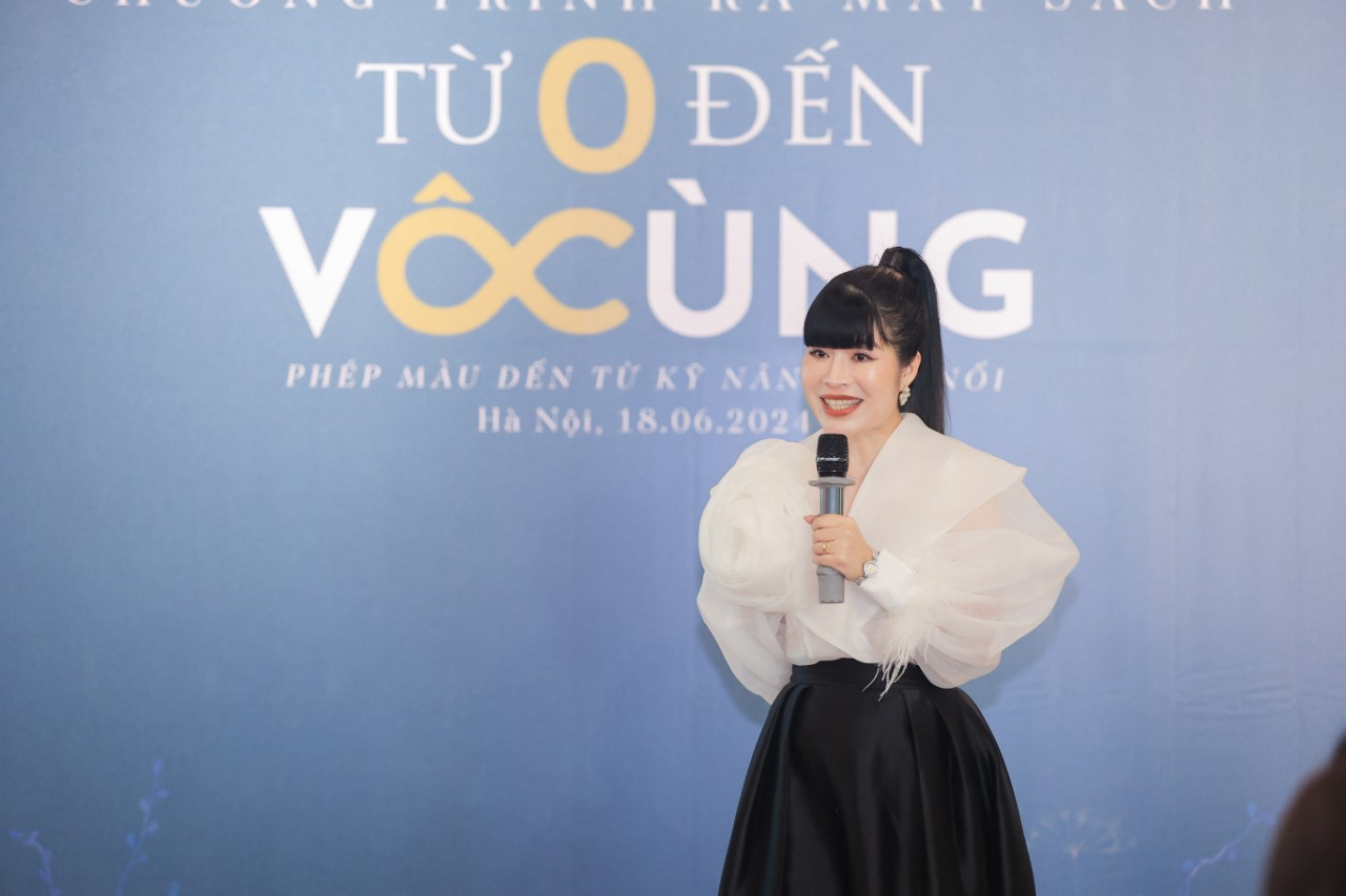 Chị Thi Thảo trong lễ ra mắt sách Từ 0 đến vô cùng tại Hà Nội. Chị Thi Thảo trong lễ ra mắt sách Từ 0 đến vô cùng tại Hà Nội.