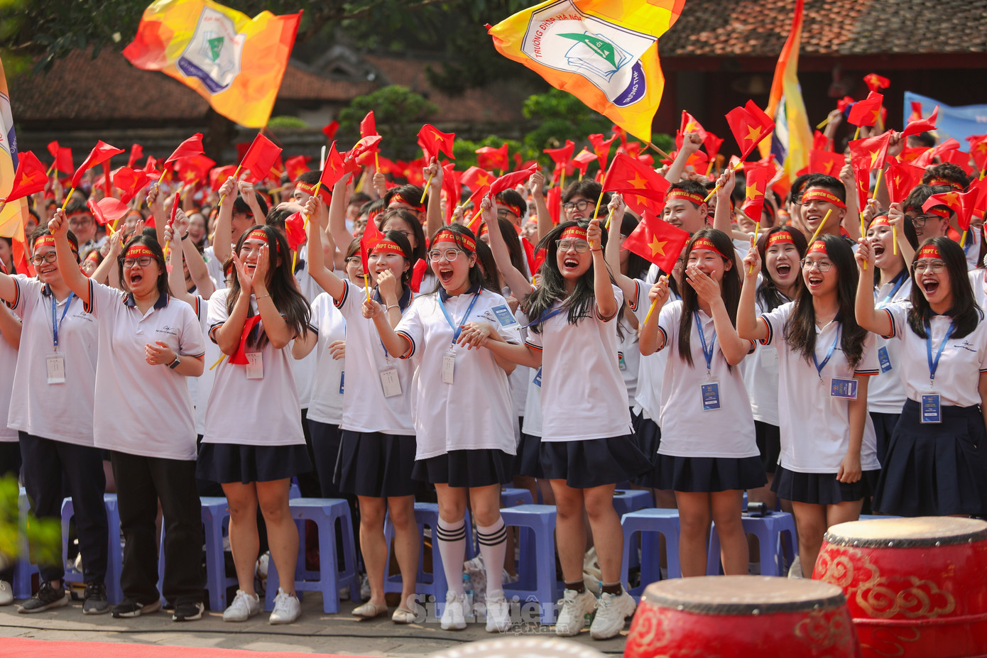Mỗi khi Nguyên Phú xuất hiện trên màn hình, các cổ động viên đều đứng dậy hô vang tên bạn.