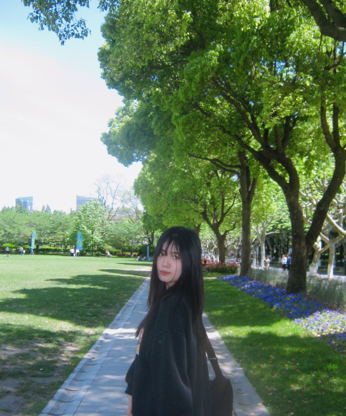 Hoàng Yến tại khuôn viên trường Đại học Phúc Đán. Hoàng Yến tại khuôn viên trường Đại học Phúc Đán.