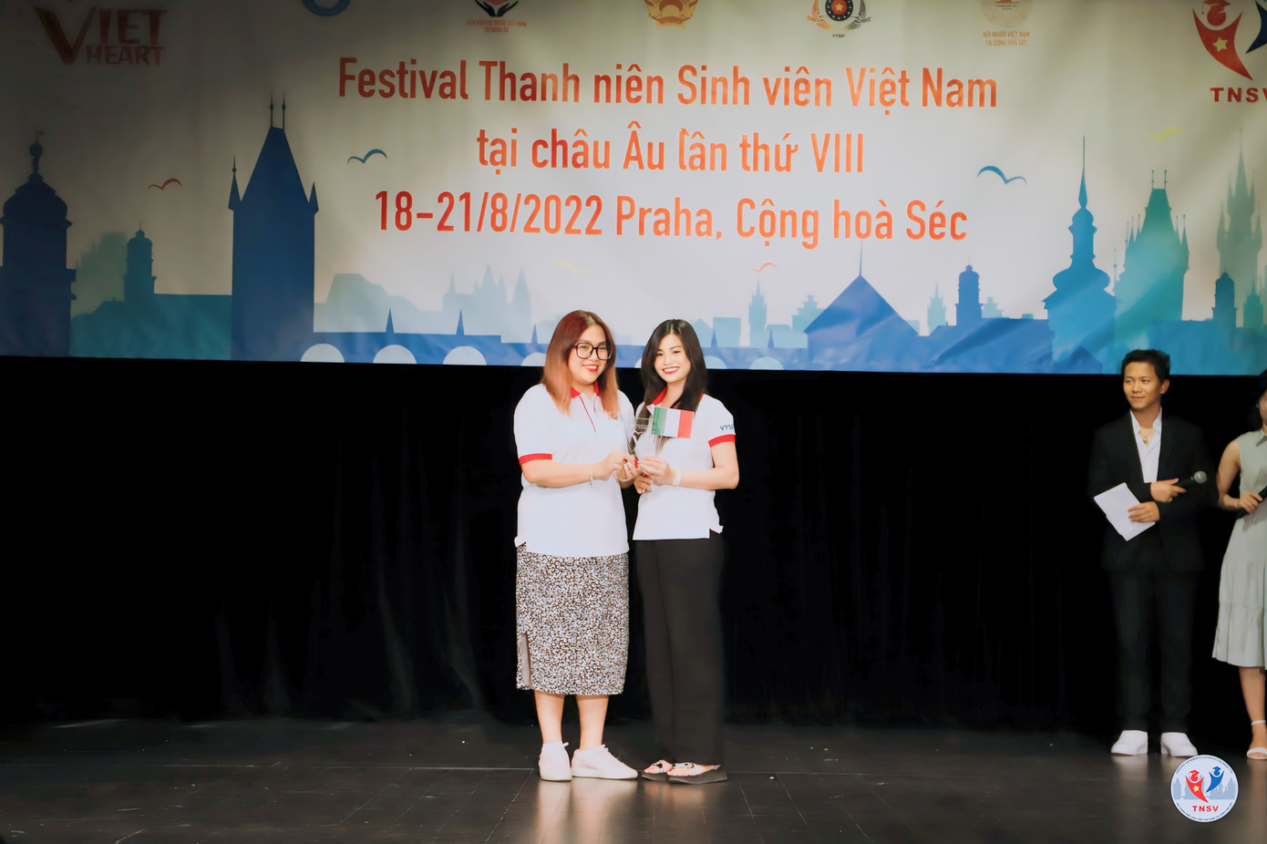 Diệp nhận giải "Ấn tượng" trong cuộc thi Hương sắc Việt Nam do Liên hiệp Hội Thanh niên Sinh viên Việt Nam tổ chức. Diệp nhận giải "Ấn tượng" trong cuộc thi Hương sắc Việt Nam do Liên hiệp Hội Thanh niên Sinh viên Việt Nam tổ chức.