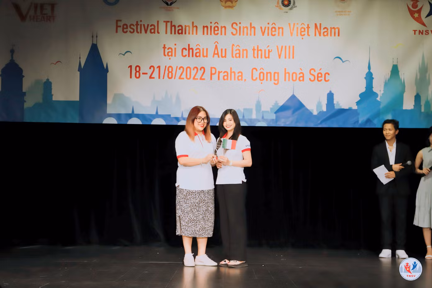 Diệp nhận giải "Ấn tượng" trong cuộc thi Hương sắc Việt Nam do Liên hiệp Hội Thanh niên Sinh viên Việt Nam tổ chức.