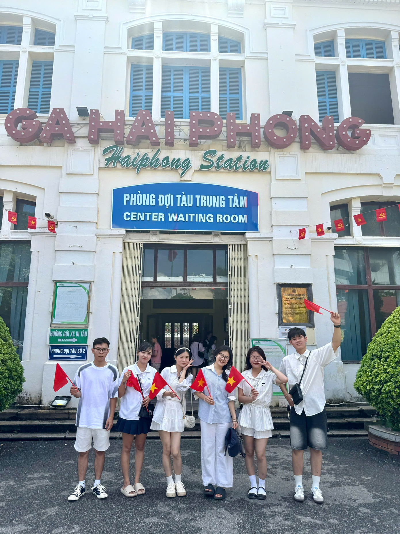 Trong kỳ nghỉ lễ Quốc khánh 2/9, nhiều người có xu hướng lựa chọn đi du lịch ngắn hạn như các bạn trẻ trên để được thư giãn, “xả hơi” sau khoảng thời gian học tập và làm việc căng thẳng. Hệ thống giao thông phát triển, tiện lợi, đồ ăn ngon, cảnh đẹp theo lối cổ điển và con người hiếu khách, dễ mến có lẽ là những yếu tố chính để thu hút du khách tới thăm Hải Phòng. (Ảnh: Nhóm nhân vật) Trong kỳ nghỉ lễ Quốc khánh 2/9, nhiều người có xu hướng lựa chọn đi du lịch ngắn hạn như các bạn trẻ trên để được thư giãn, “xả hơi” sau khoảng thời gian học tập và làm việc căng thẳng. Hệ thống giao thông phát triển, tiện lợi, đồ ăn ngon, cảnh đẹp theo lối cổ điển và con người hiếu khách, dễ mến có lẽ là những yếu tố chính để thu hút du khách tới thăm Hải Phòng. (Ảnh: Nhóm nhân vật)