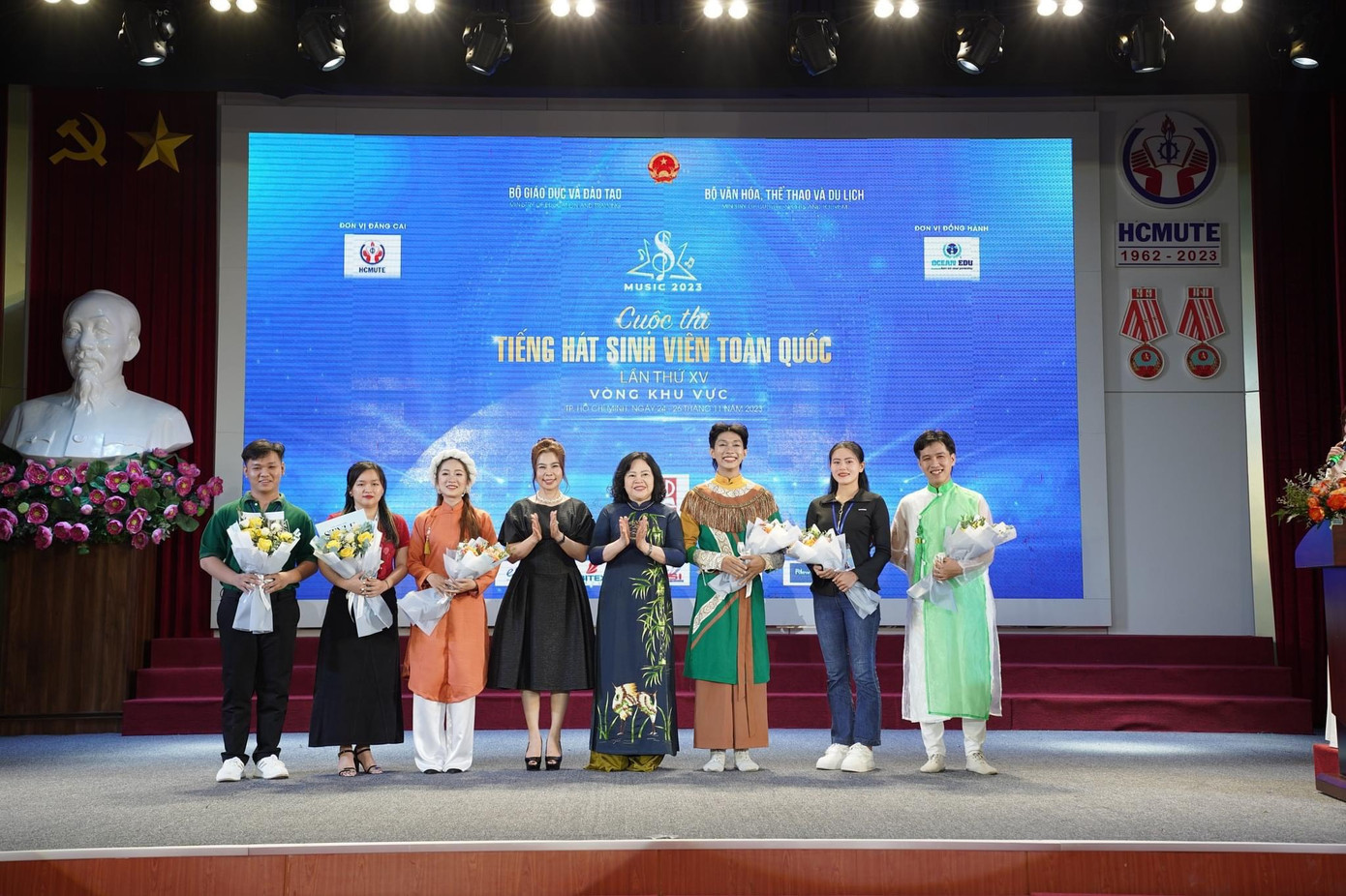 Bích Đào cùng Đội Văn nghệ DNC đạt giải Nhì “Tiếng hát sinh viên toàn quốc” khu vực miền Nam.