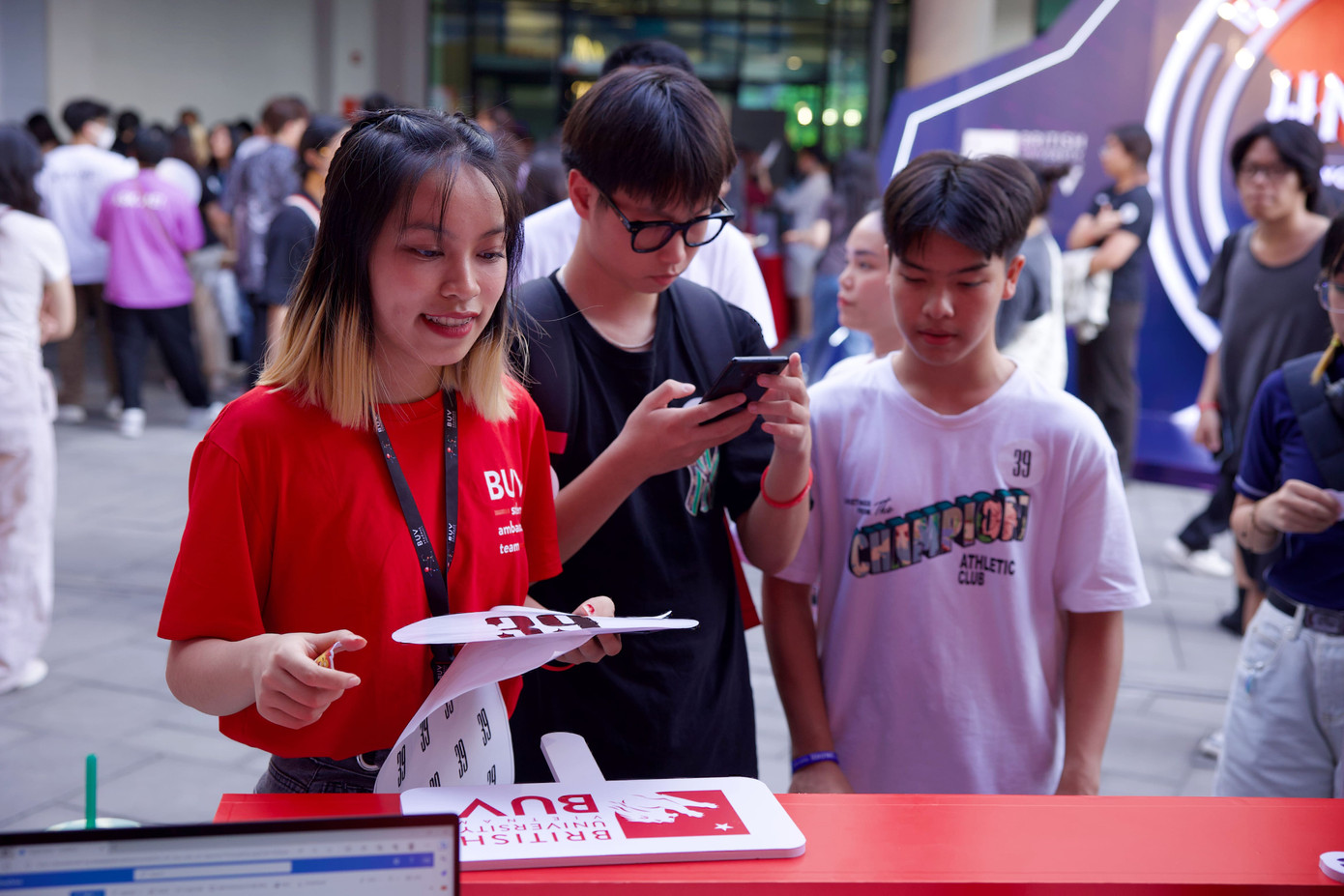 Linh luôn tích cực trau dồi bản thân bằng việc tham gia các hoạt động ngoại khóa. Linh luôn tích cực trau dồi bản thân bằng việc tham gia các hoạt động ngoại khóa.