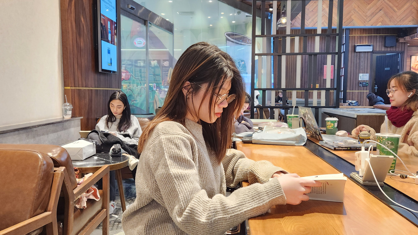 Minh Huyền yêu thích nghề báo bởi những áp lực công việc mang lại.