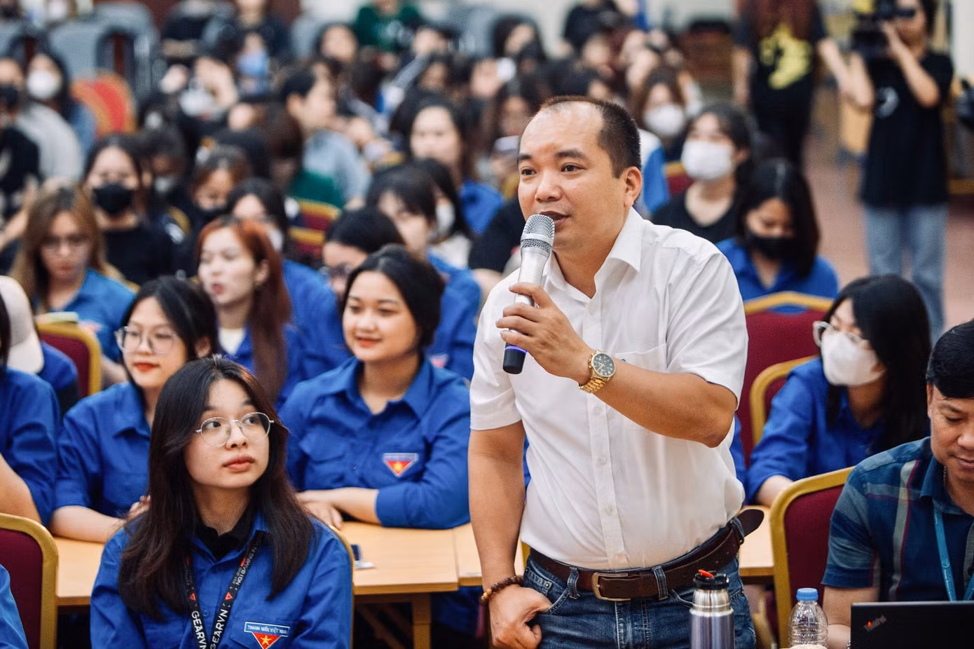 Giảng viên, sinh viên Học viện Phụ nữ Việt Nam sôi nổi đặt câu hỏi cùng diễn giả.