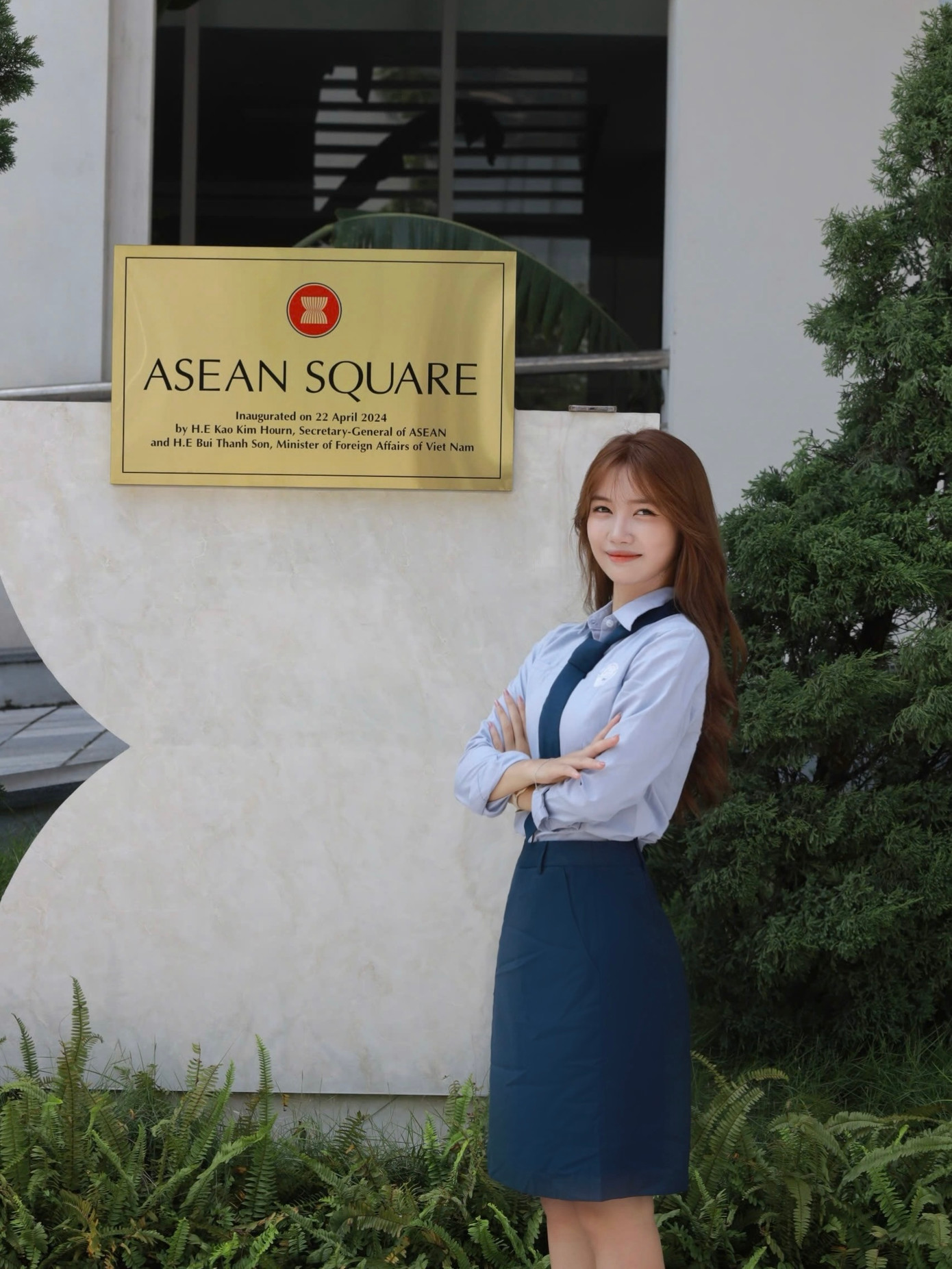 Chân dung cô nữ sinh Bùi Bình trong bộ đồng phục Học Viện Ngoại giao. Chân dung cô nữ sinh Bùi Bình trong bộ đồng phục Học Viện Ngoại giao.