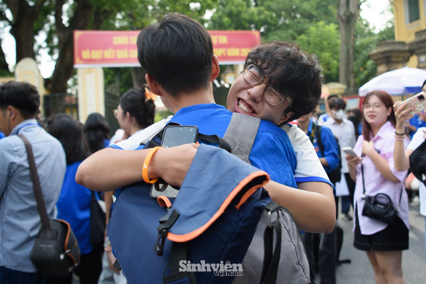 Sĩ tử vỡ oà cảm xúc sau khi hoàn thành kỳ thi tốt nghiệp.