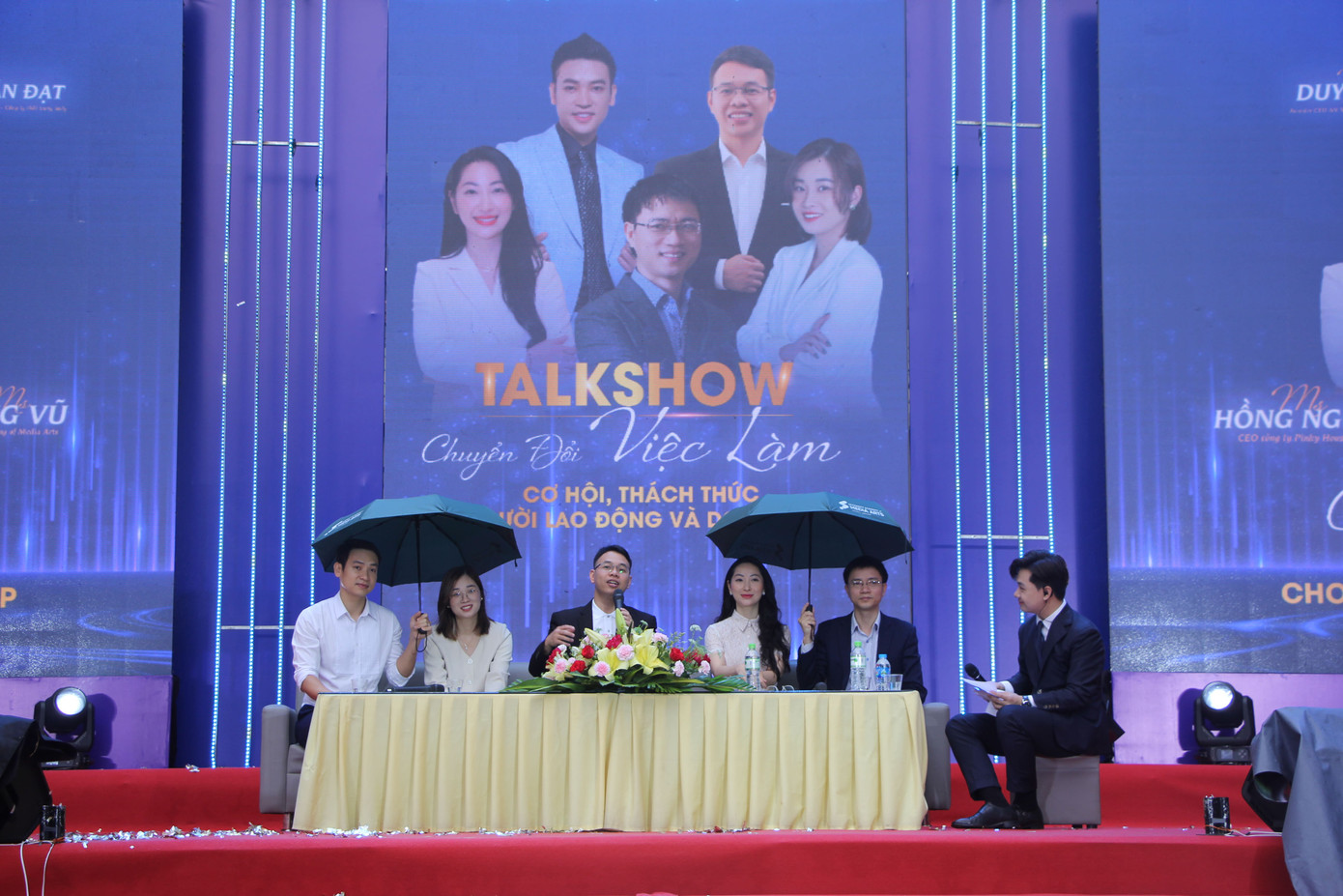 Các diễn giả đội mưa tham dự talkshow “Chuyển đổi việc làm - Cơ hội, thách thức cho người lao động và doanh nghiệp” (Ảnh: Phạm Dinh). Các diễn giả đội mưa tham dự talkshow “Chuyển đổi việc làm - Cơ hội, thách thức cho người lao động và doanh nghiệp” (Ảnh: Phạm Dinh).