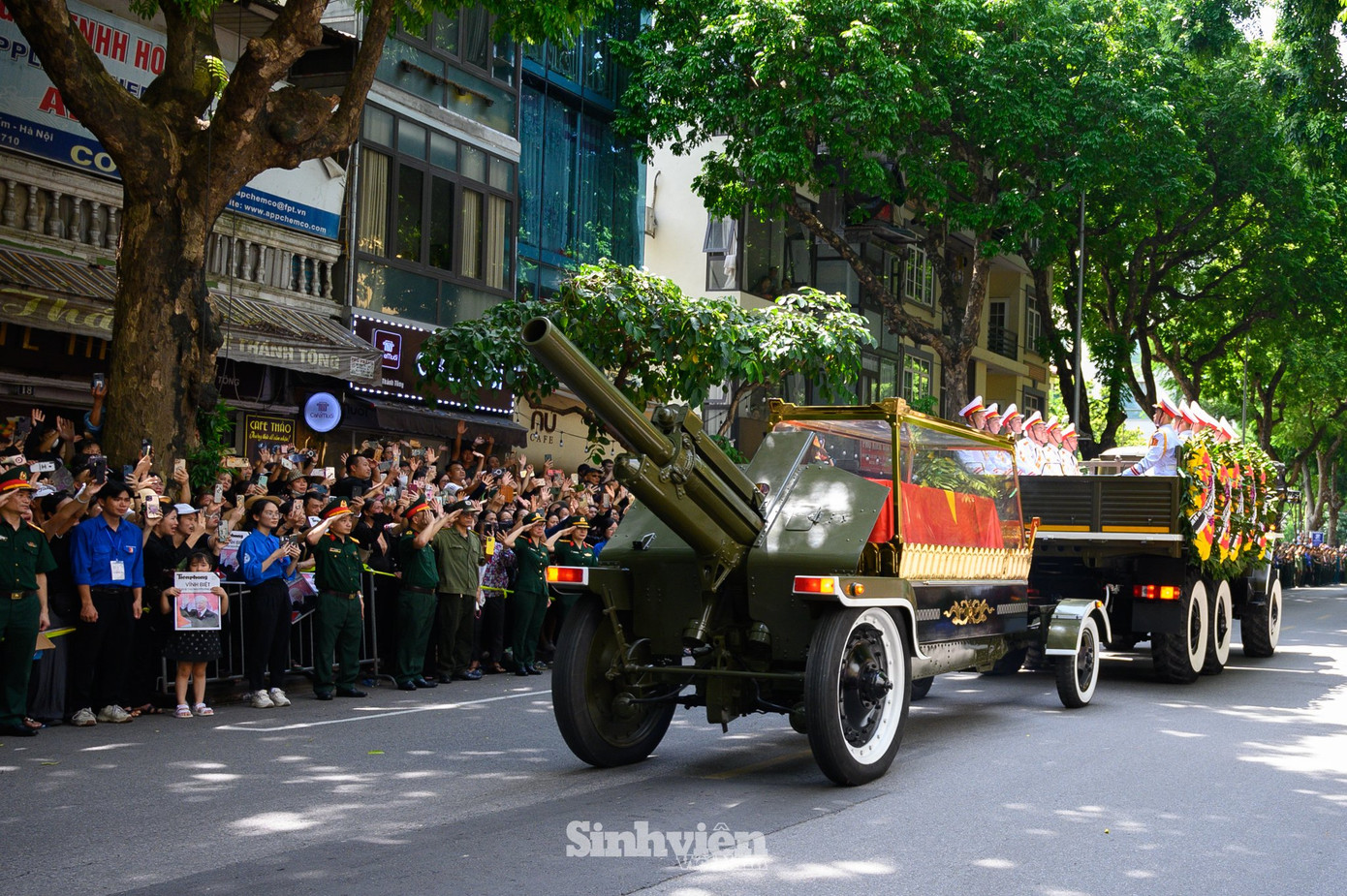 Hàng ngàn cánh tay vẫy chào tiễn đưa nhà lãnh đạo kiên trung, trí tuệ và mẫu mực.