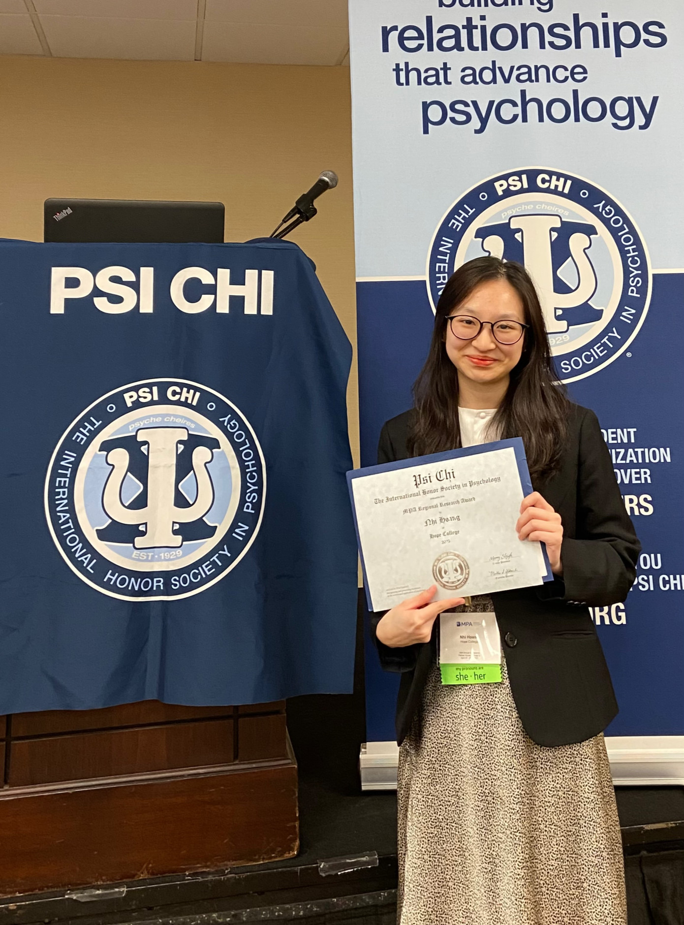 Thảo Nhi trình bày nghiên cứu khoa học tại trường.