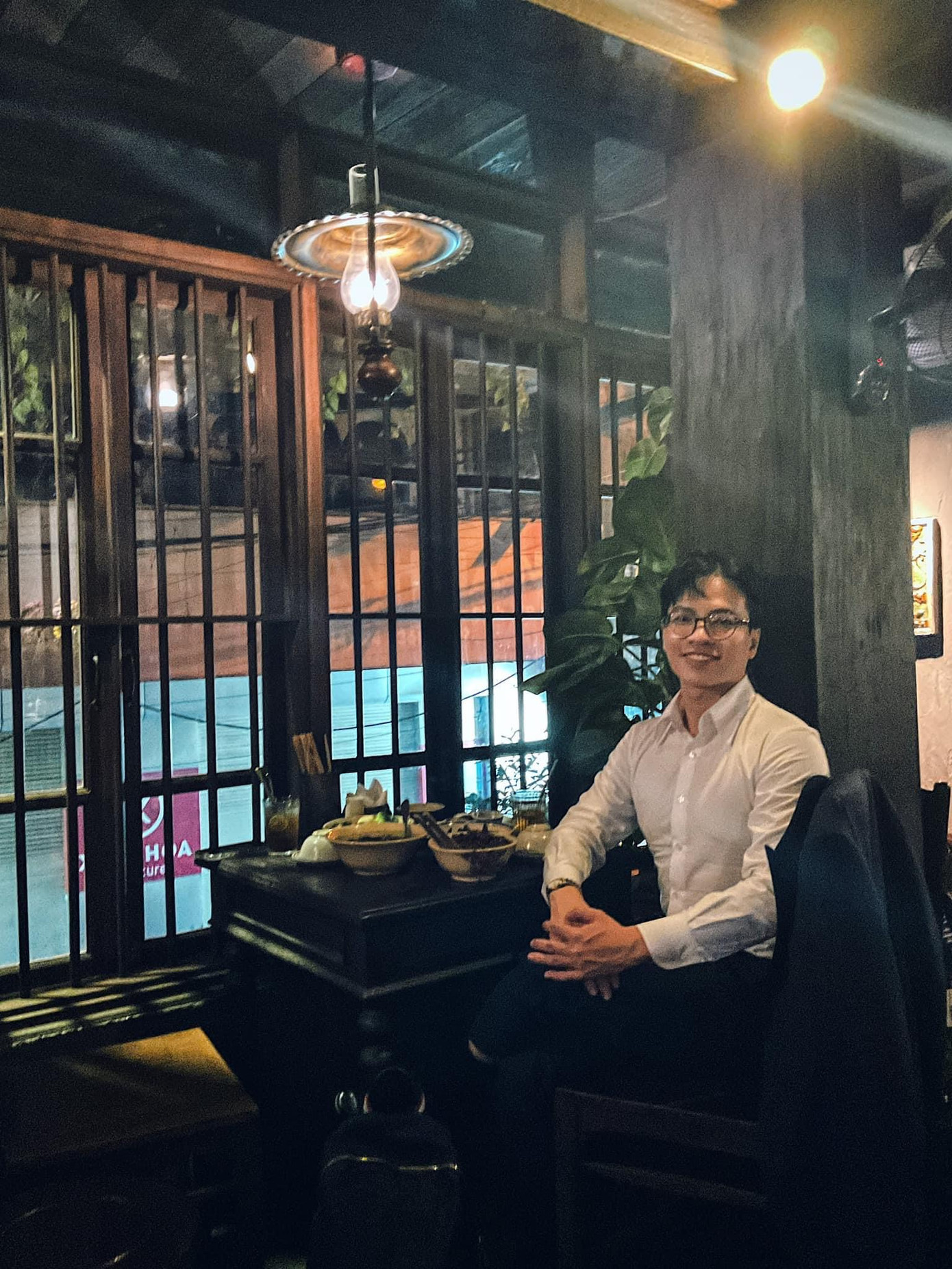 Nhờ có công nghệ, Như Trí có thể kết nối với gia đình và họp mặt cùng nhau qua cuộc gọi video với bố mẹ trong đêm giao thừa.