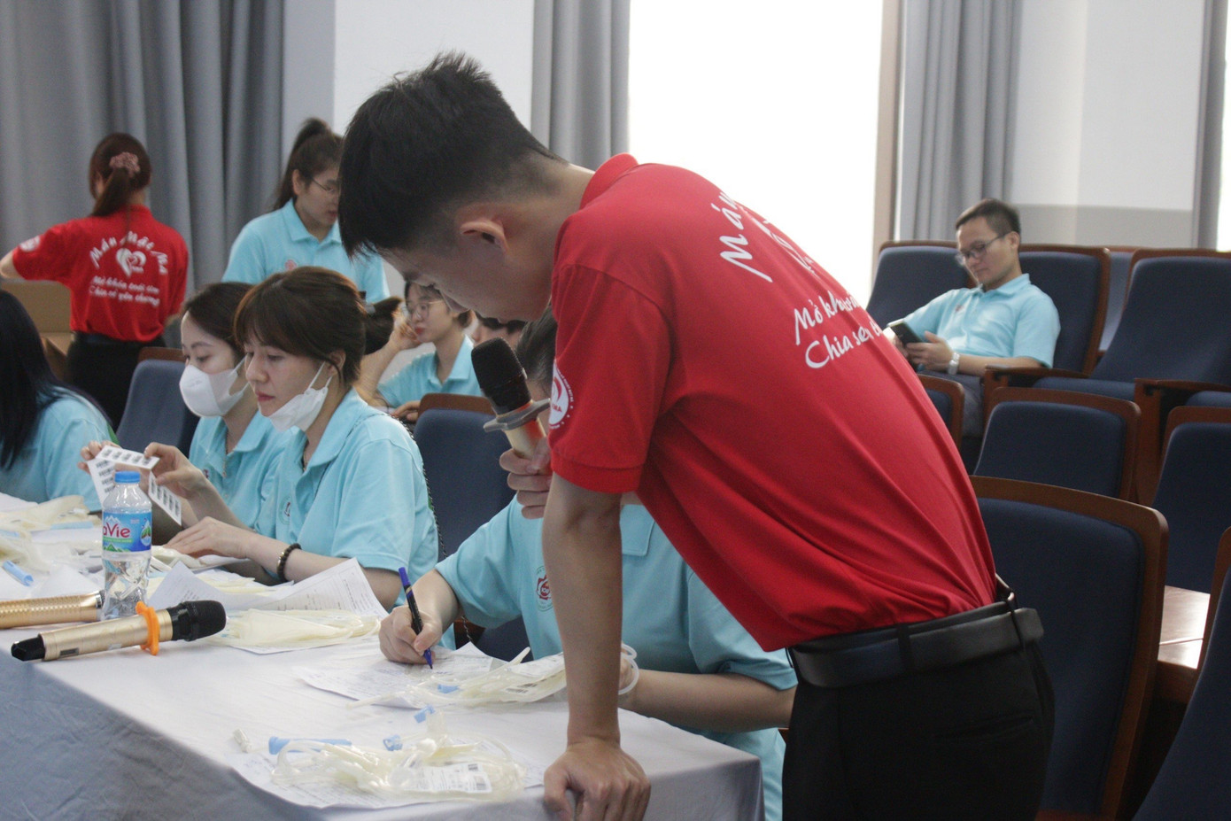 Hưng tích cực tham gia các hoạt động tuyên truyền, vận động, tổ chức hiến máu của Đội, Hội.