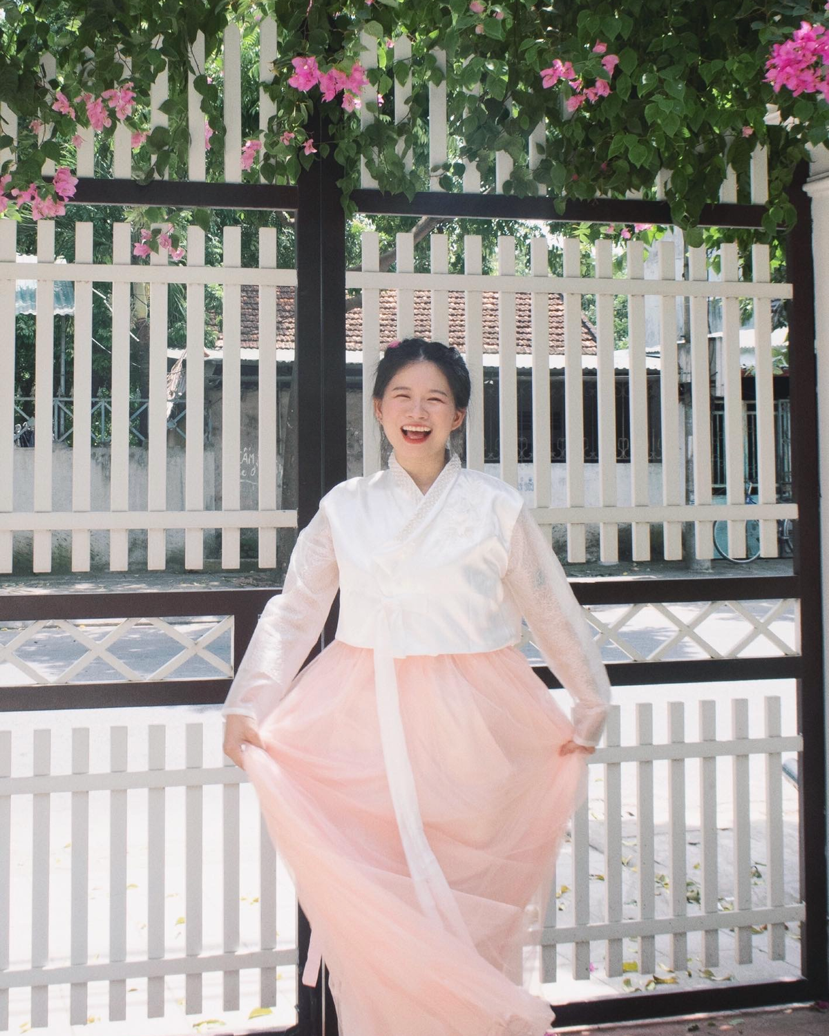 Thu Oanh diện Hanbok trang phục truyền thống Hàn Quốc.