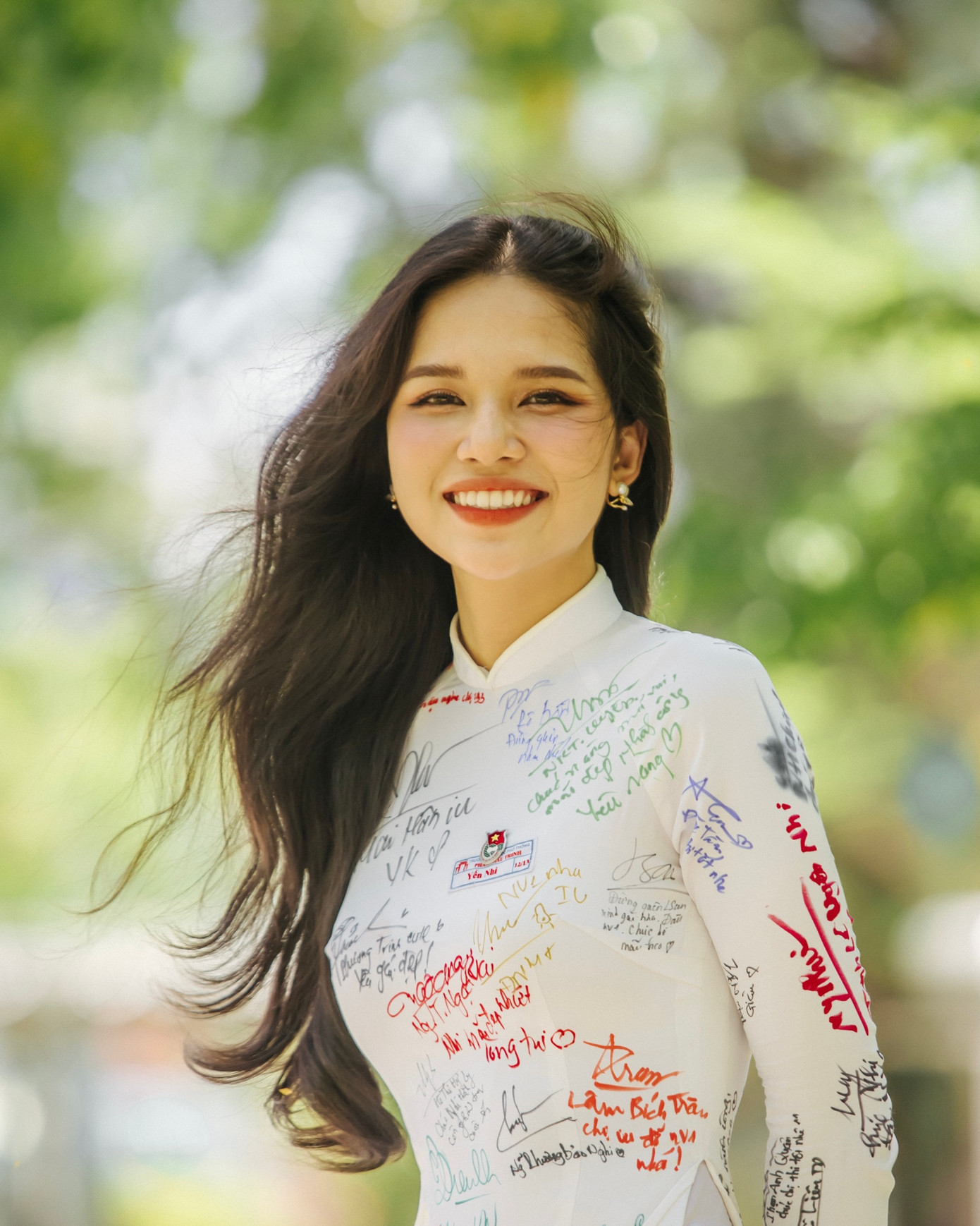 Yến Nhi khi học lớp 12 tại trường THPT Phan Châu Trinh, Đà Nẵng. Yến Nhi khi học lớp 12 tại trường THPT Phan Châu Trinh, Đà Nẵng.