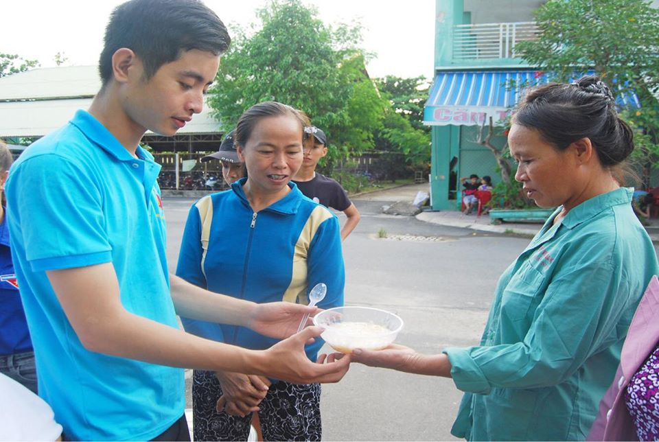 Chàng trai xứ Quảng hỗ trợ cháo cho bệnh nhân nghèo địa phương.