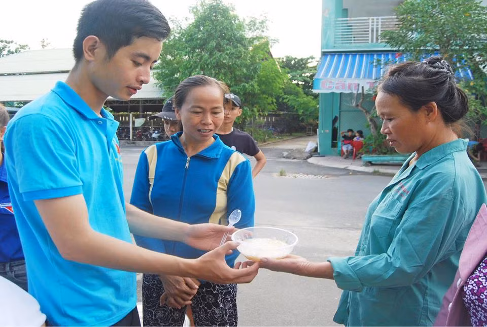 Chàng trai xứ Quảng hỗ trợ cháo cho bệnh nhân nghèo địa phương.