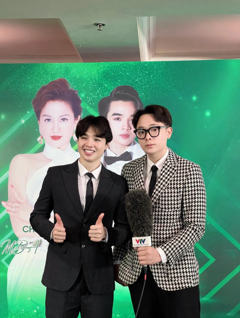 Phương Nam phỏng vấn Tun Phạm trong một sự kiện.