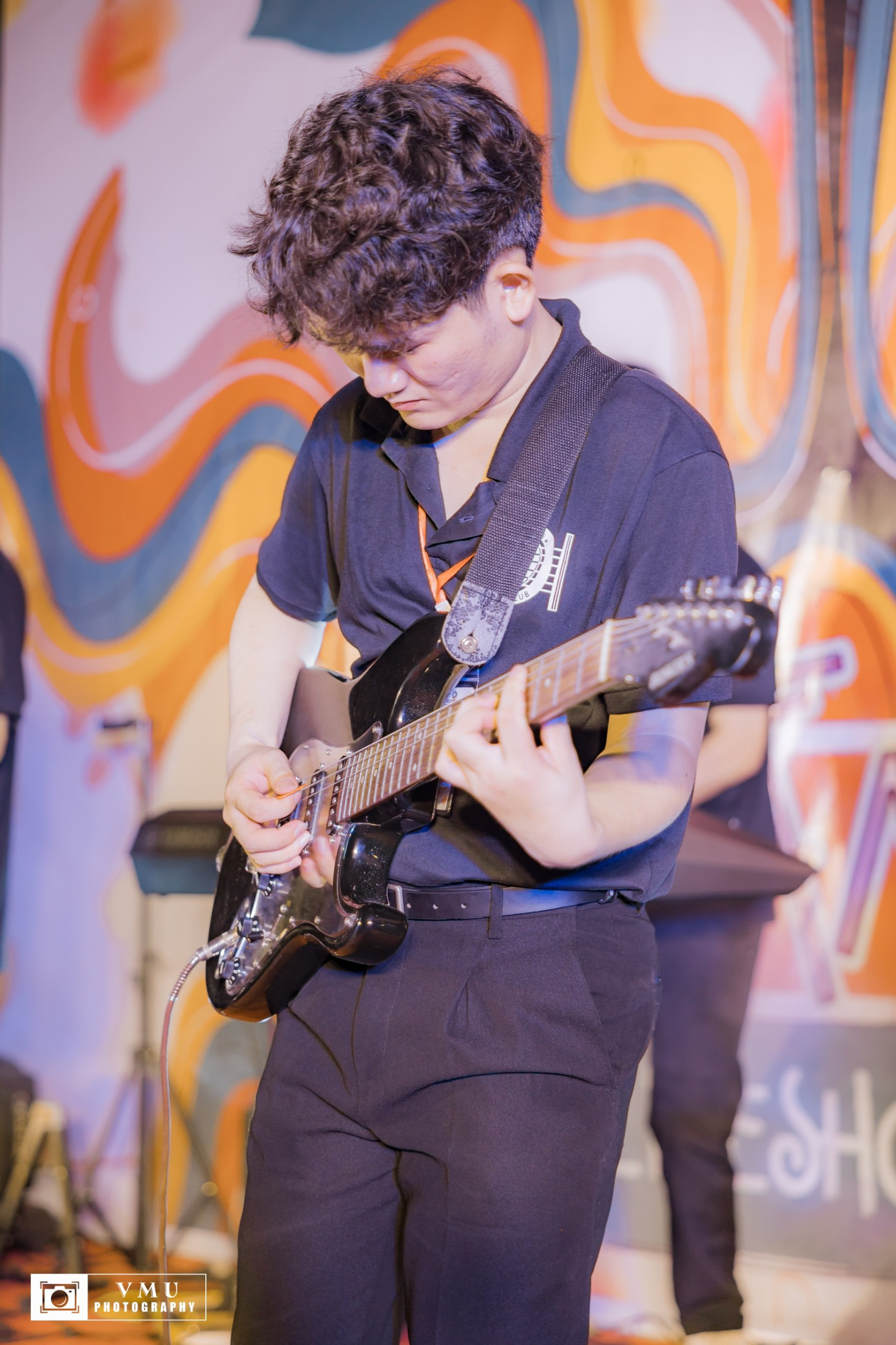 Tuấn Anh biểu diễn trong chương trình Hạ Music Show. Tuấn Anh biểu diễn trong chương trình Hạ Music Show.