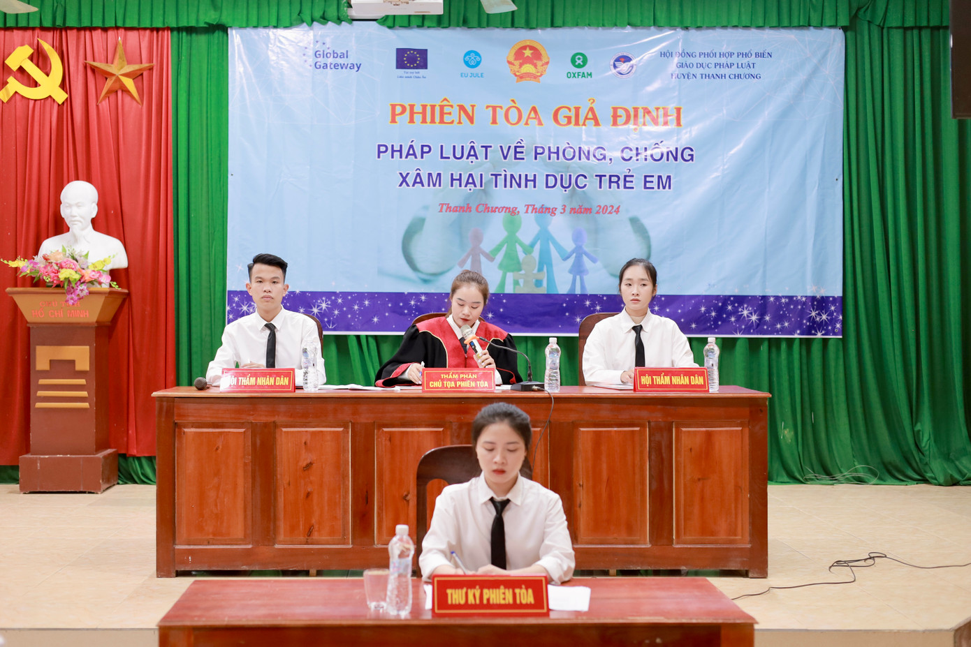 Thành Lộc tham gia tuyên truyền phổ biến pháp luật bằng hình thức phiên toà giả định. Thành Lộc tham gia tuyên truyền phổ biến pháp luật bằng hình thức phiên toà giả định.