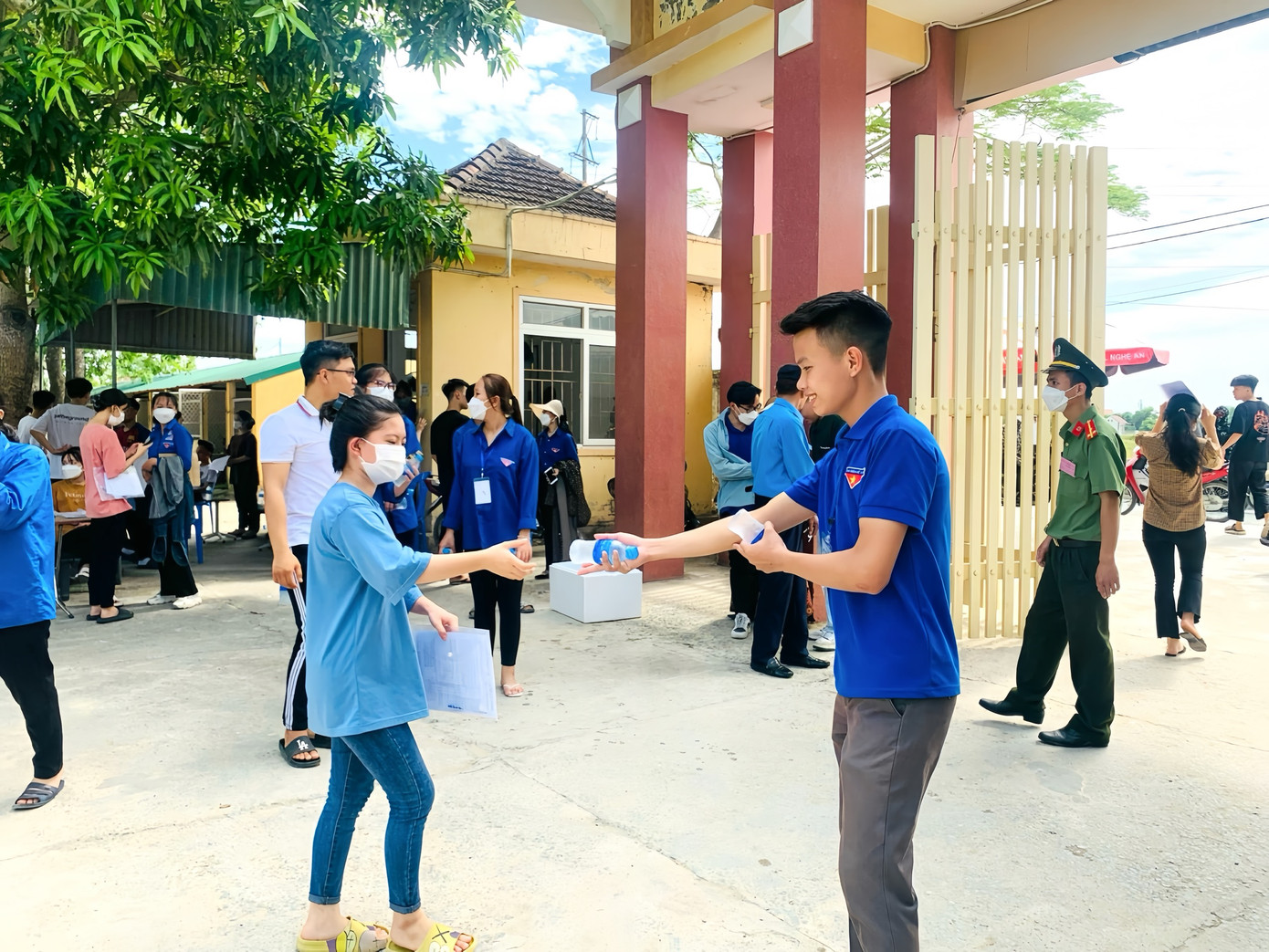 Lộc tham gia hoạt động tiếp sức mùa thi. Lộc tham gia hoạt động tiếp sức mùa thi.