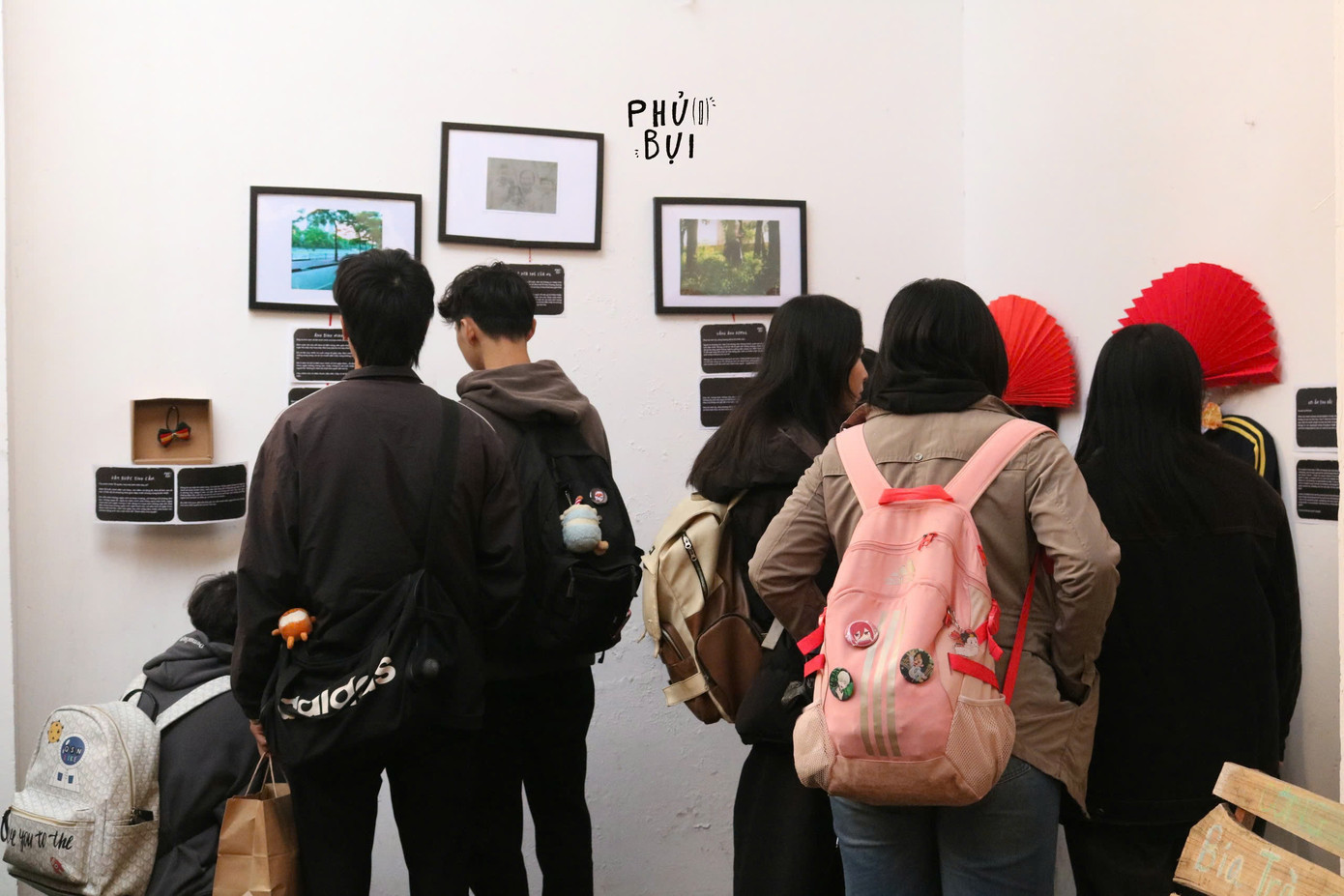 Các bạn trẻ hào hứng với những câu chuyện được mô tả đi kèm với mỗi kỷ vật.