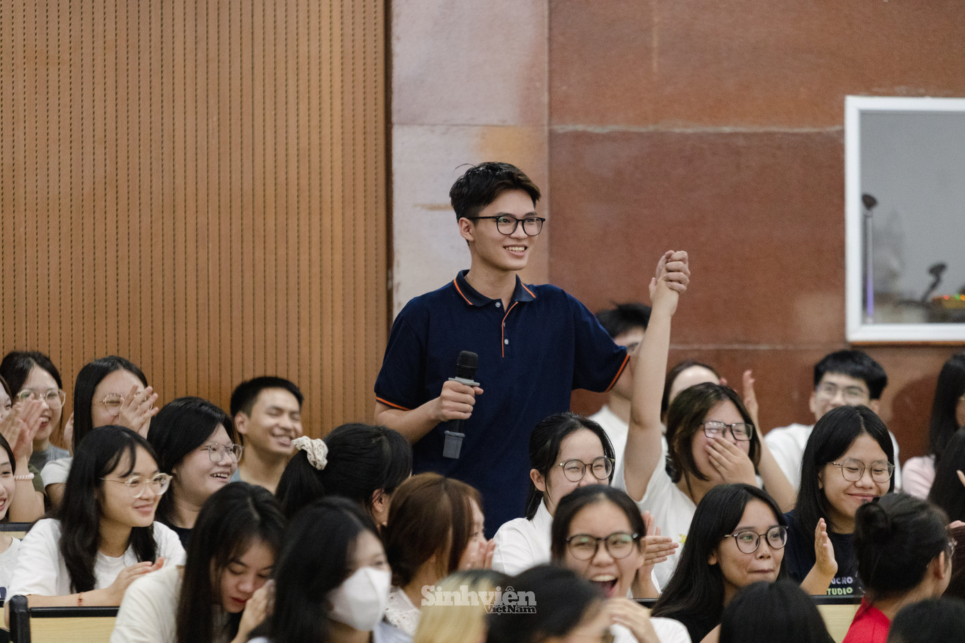 Tân sinh viên AOF trao đổi cùng các diễn giả. Tân sinh viên AOF trao đổi cùng các diễn giả.